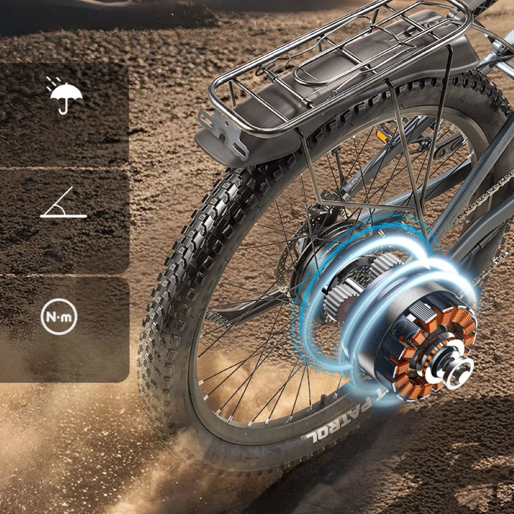 Primo piano di un motore per e-bike con ingranaggi e luci blu, che guida su terreno polveroso.