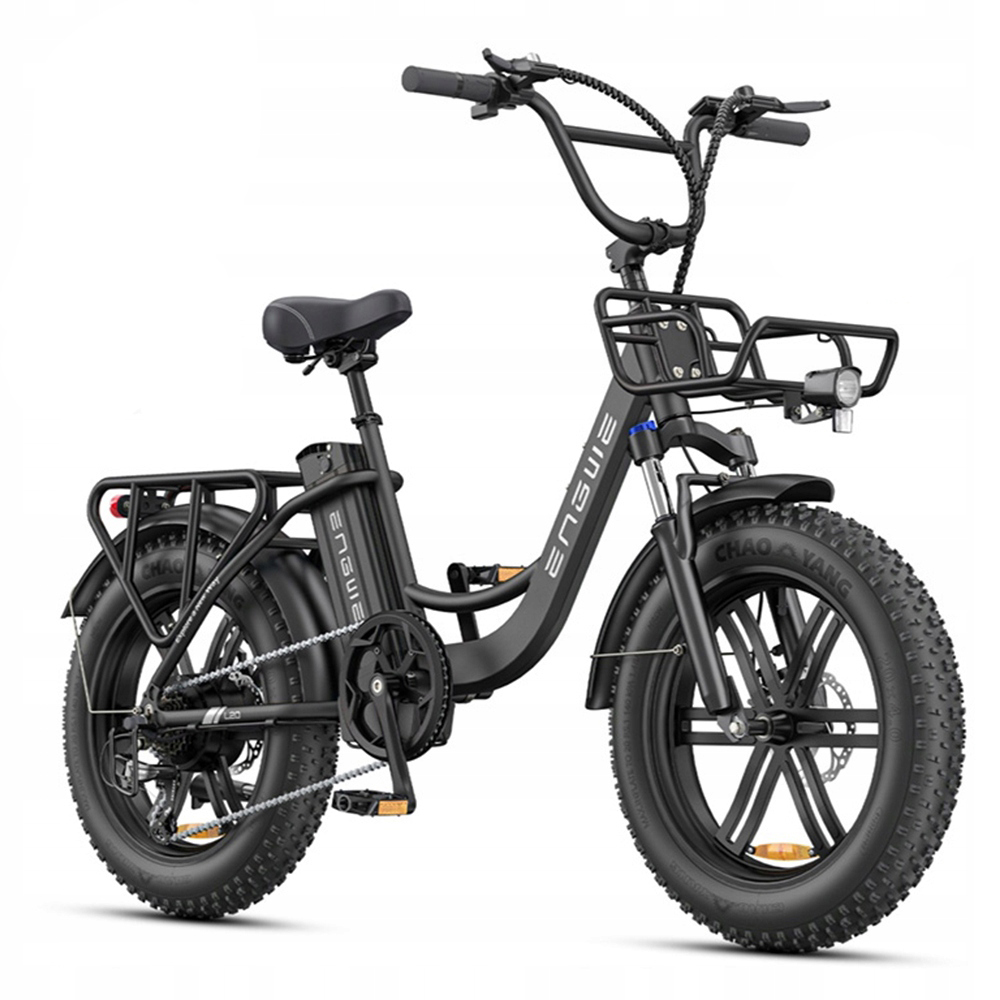 Una bicicletta elettrica nera con pneumatici larghi, luci anteriori e posteriori e portapacchi.
