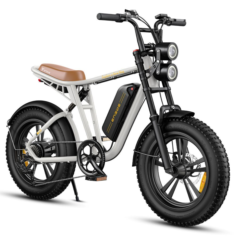 Una e-bike bianca con pneumatici larghi, sella marrone e doppio faro.