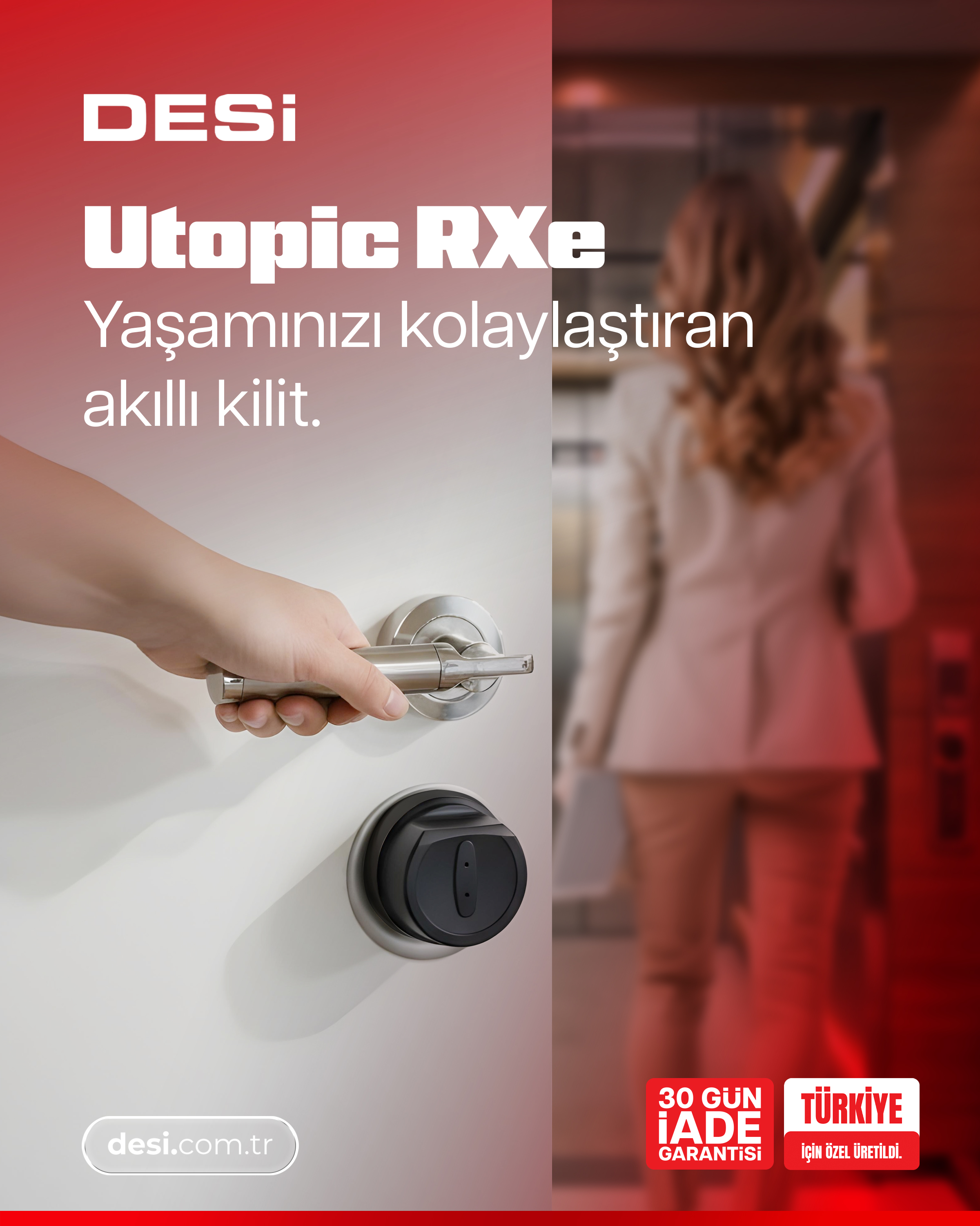 Bir el, siyah akıllı kilit üzerinde gümüş renkte bir kapı kolunu çeviriyor.