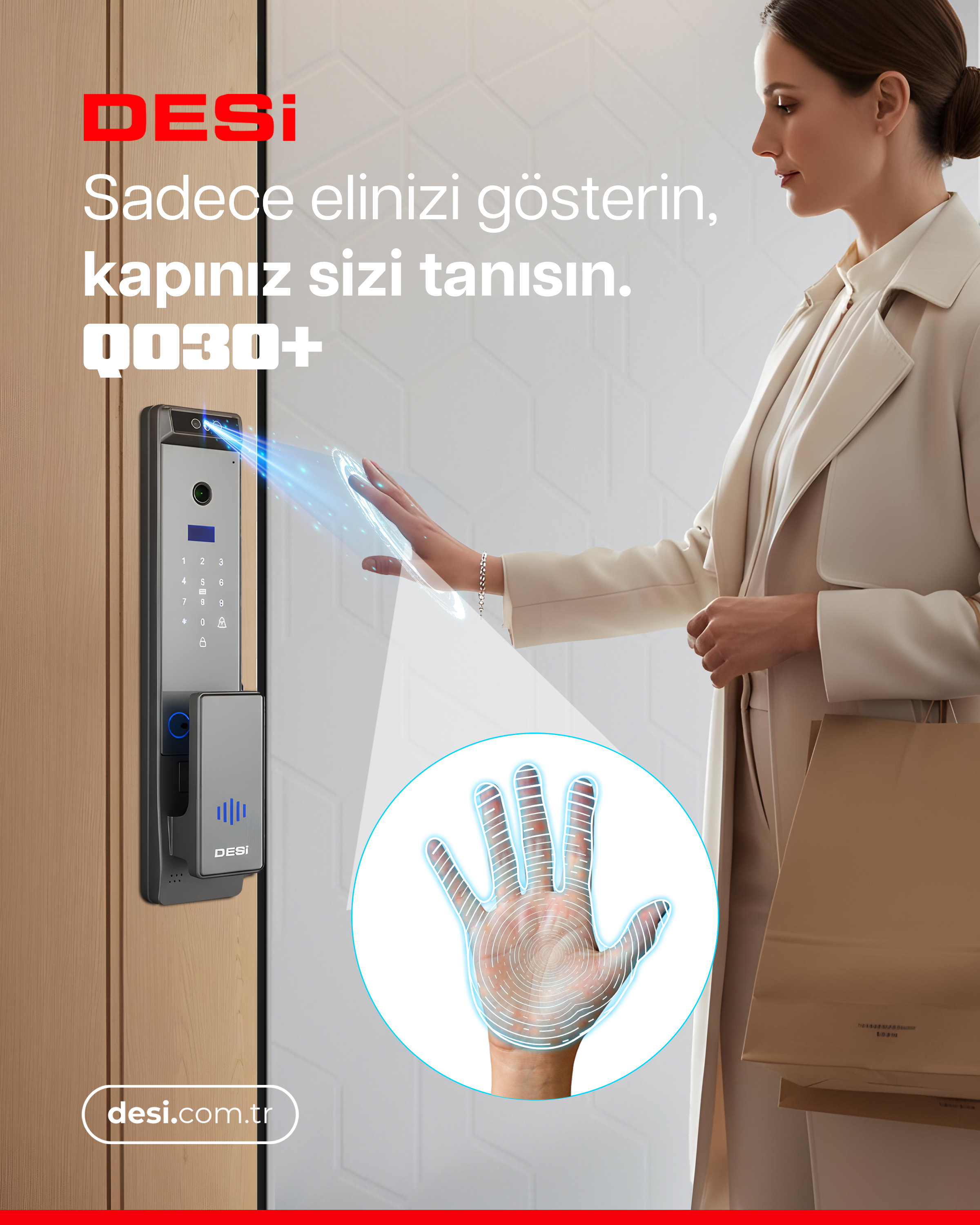 Bir kadın, parmak izi tarayıcısı elini gösterirken alışveriş çantasını tutuyor.