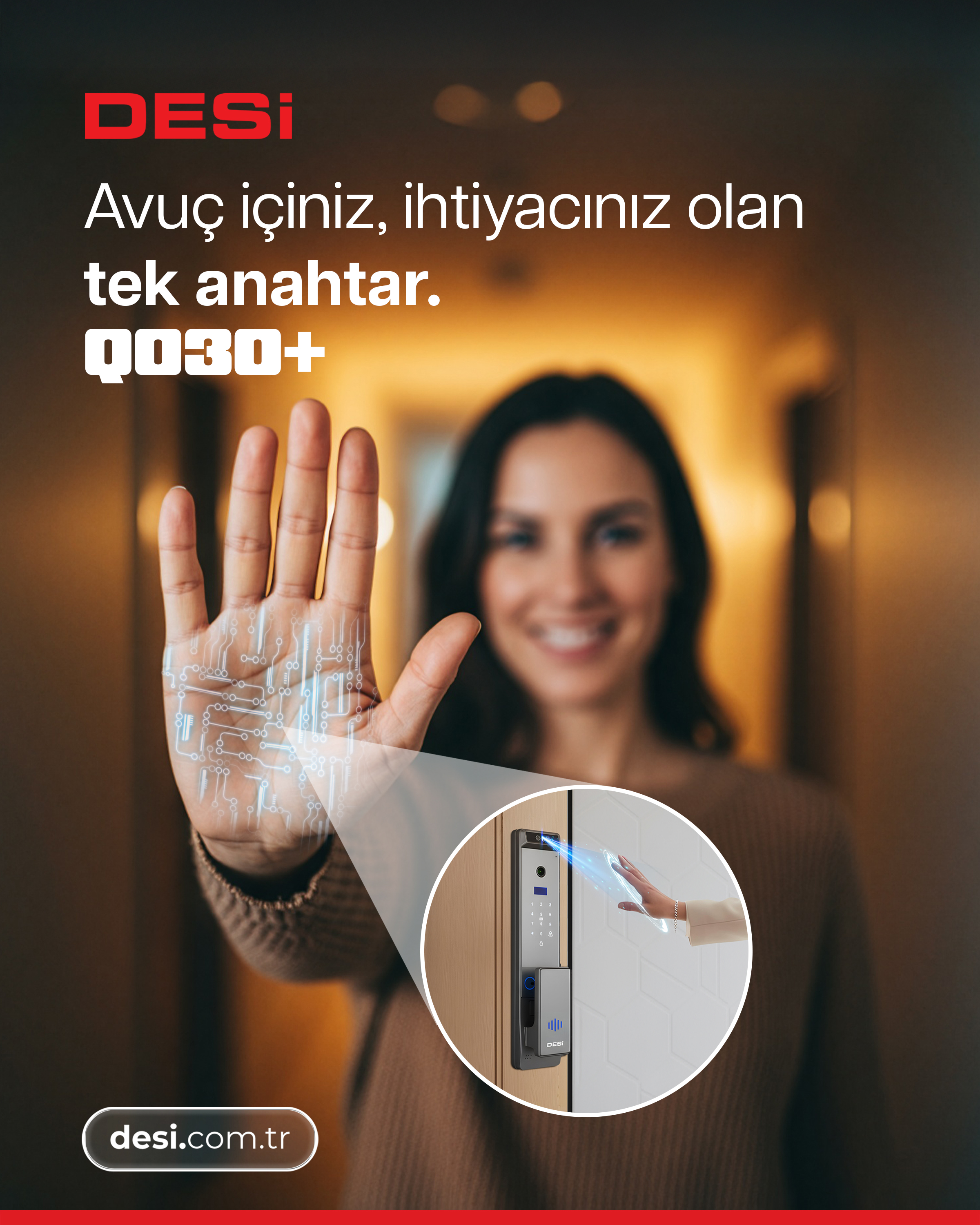 Dijital devreye sahip el tutan kadın, kilitli kapının yakından görünümü.