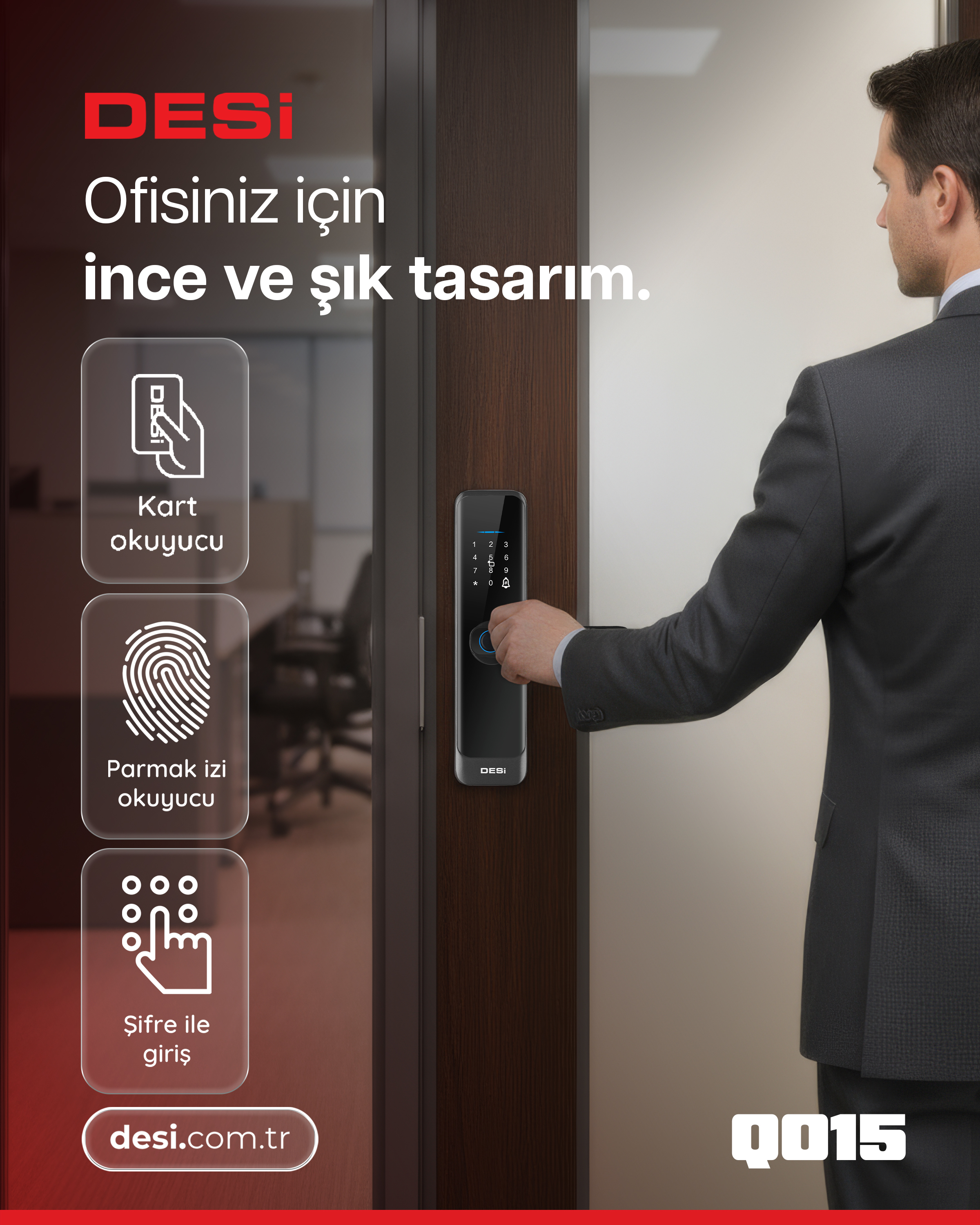 Takım elbiseli bir adam, parmak izi ve kartlı geçişli bir kapı kilidi kullanıyor.