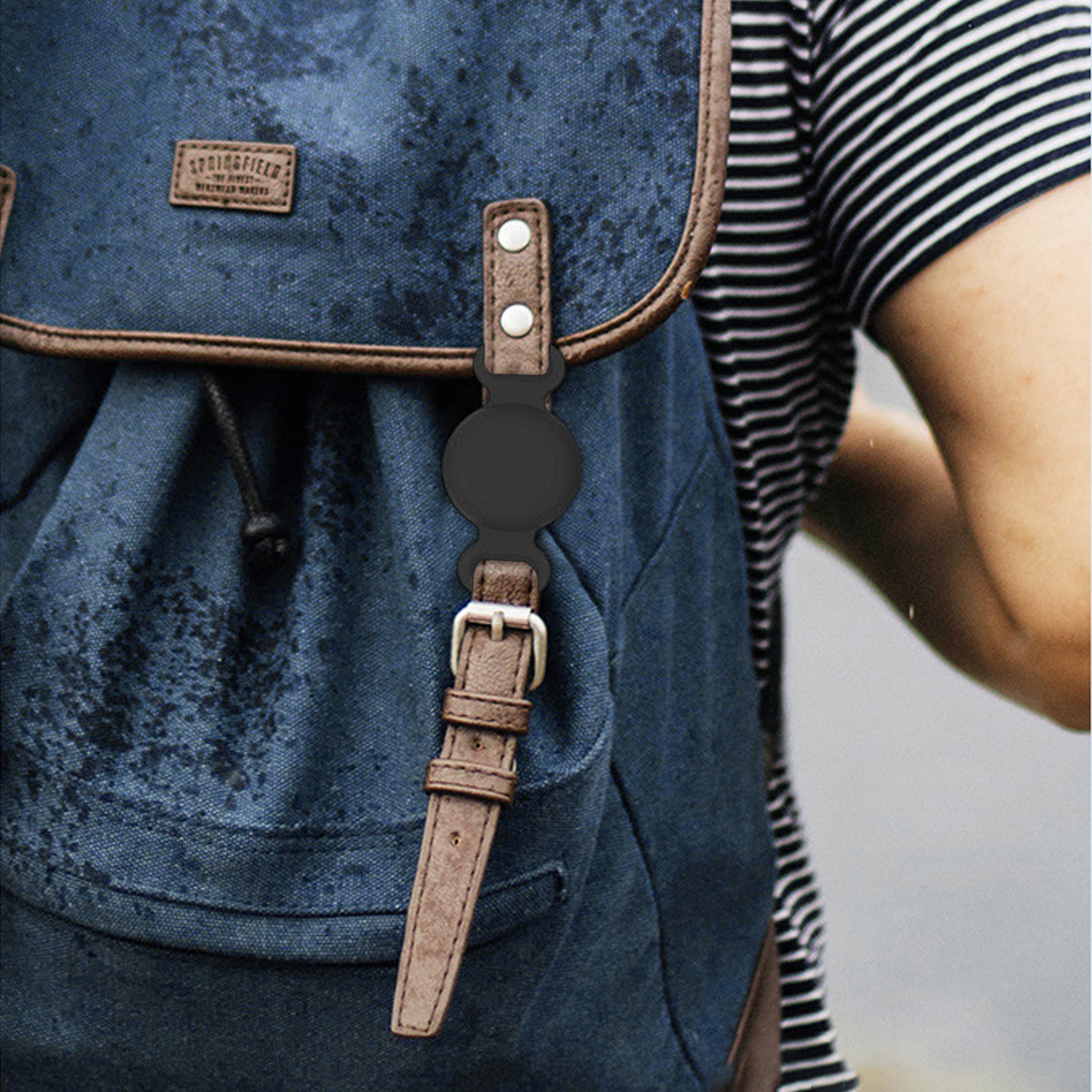 Ein blauer Rucksack mit braunen Lederriemen und einem schwarzen Halter.