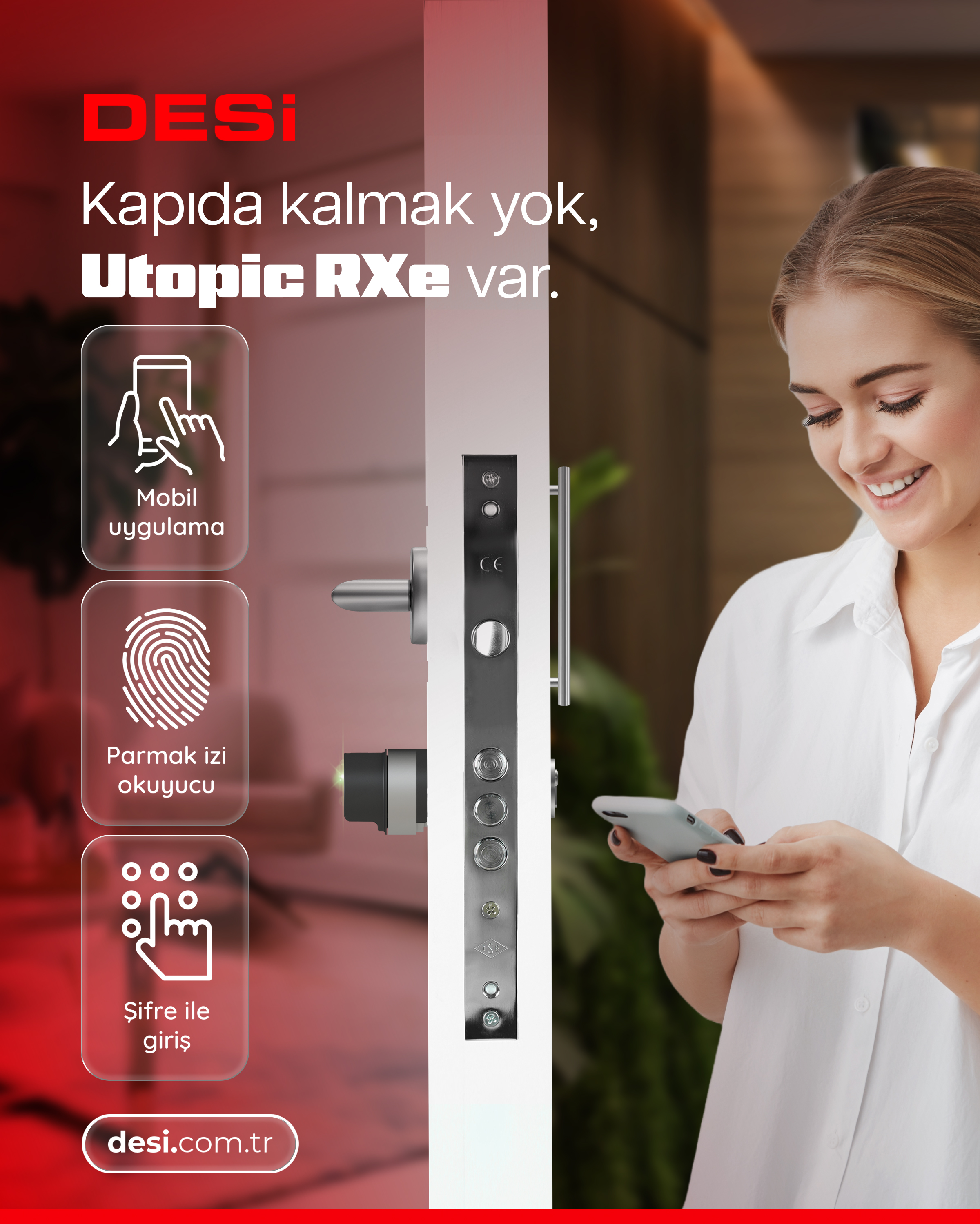 Kadın, parmak izi ve uygulama erişimli modern kapı önünde telefonunu kullanıyor.