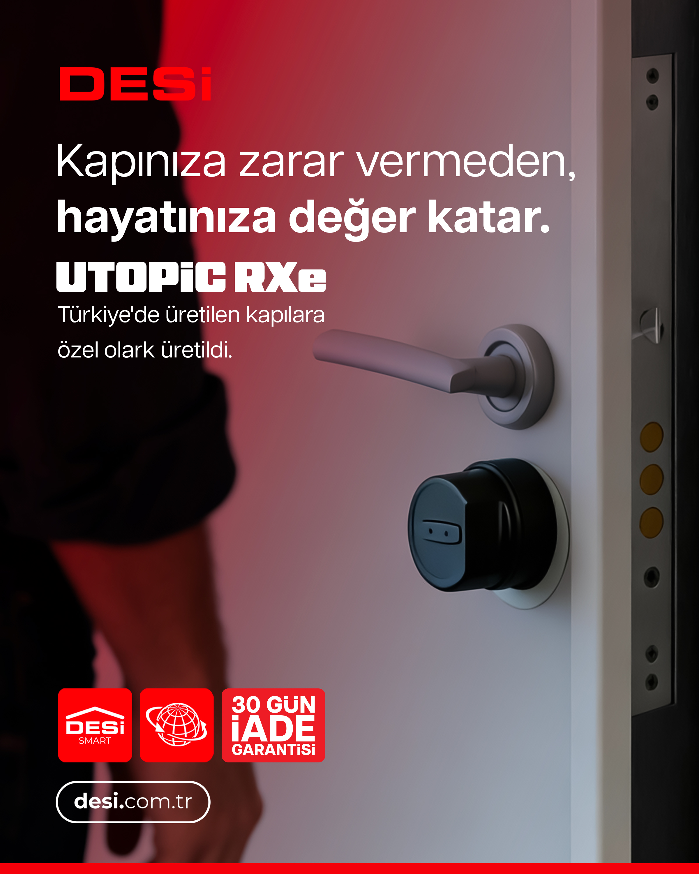 Gümüş kulp ve siyah silindirli modern kapı kilidinin yakın çekimi.
