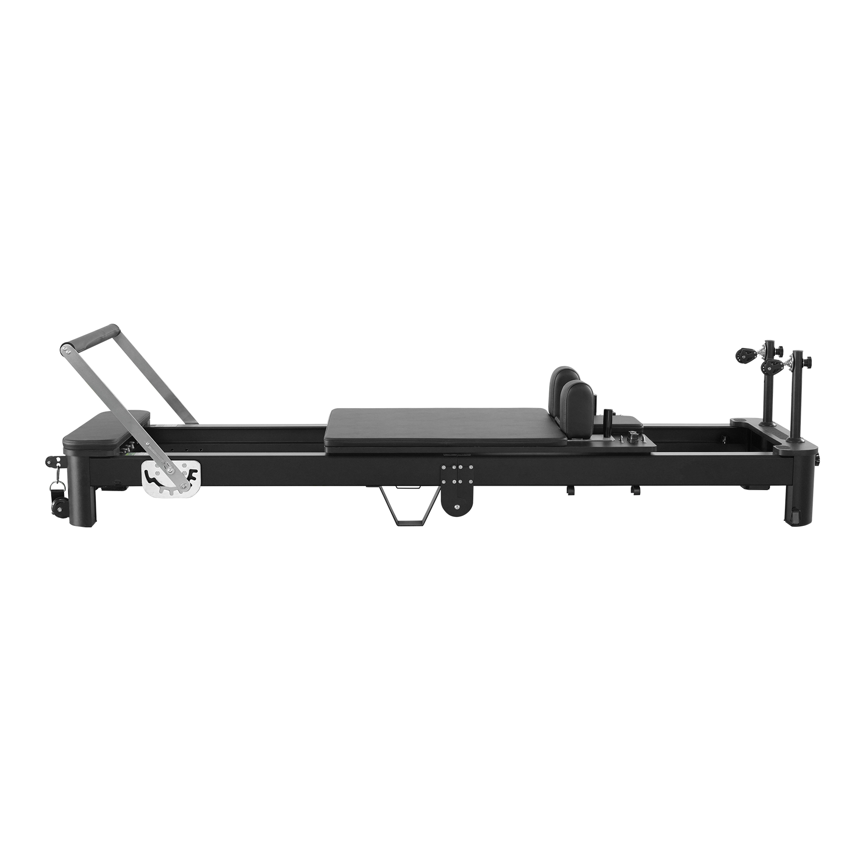 Ein schwarzer Pilates-Reformer mit silbernen Akzenten, auf weißem Hintergrund.