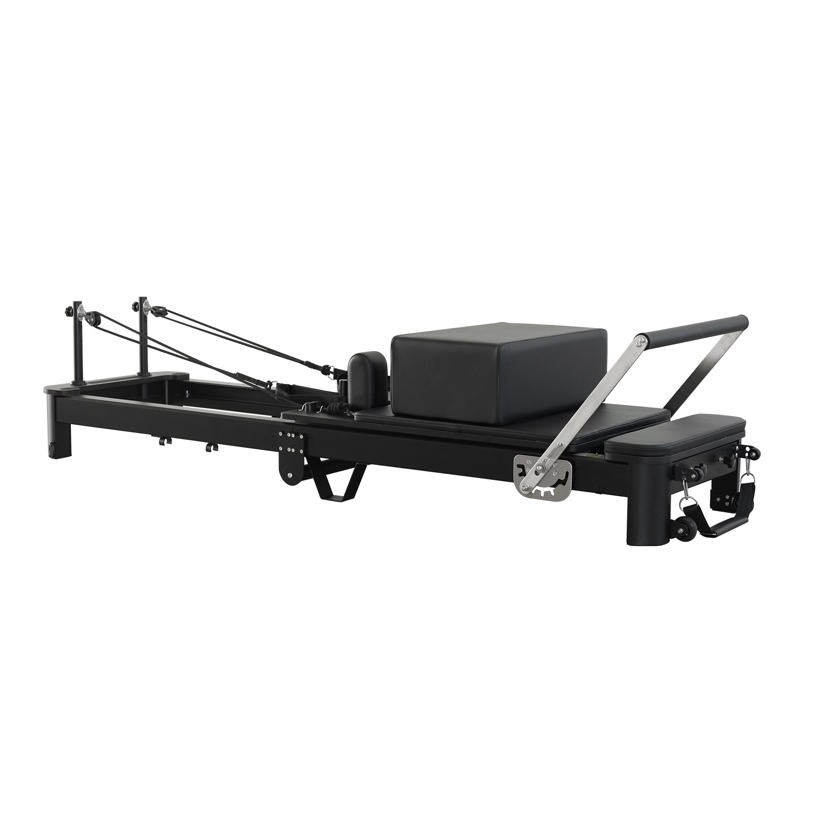 Schwarzer Pilates-Reformer mit Rollen, Gurten und einem gepolsterten Sitz.