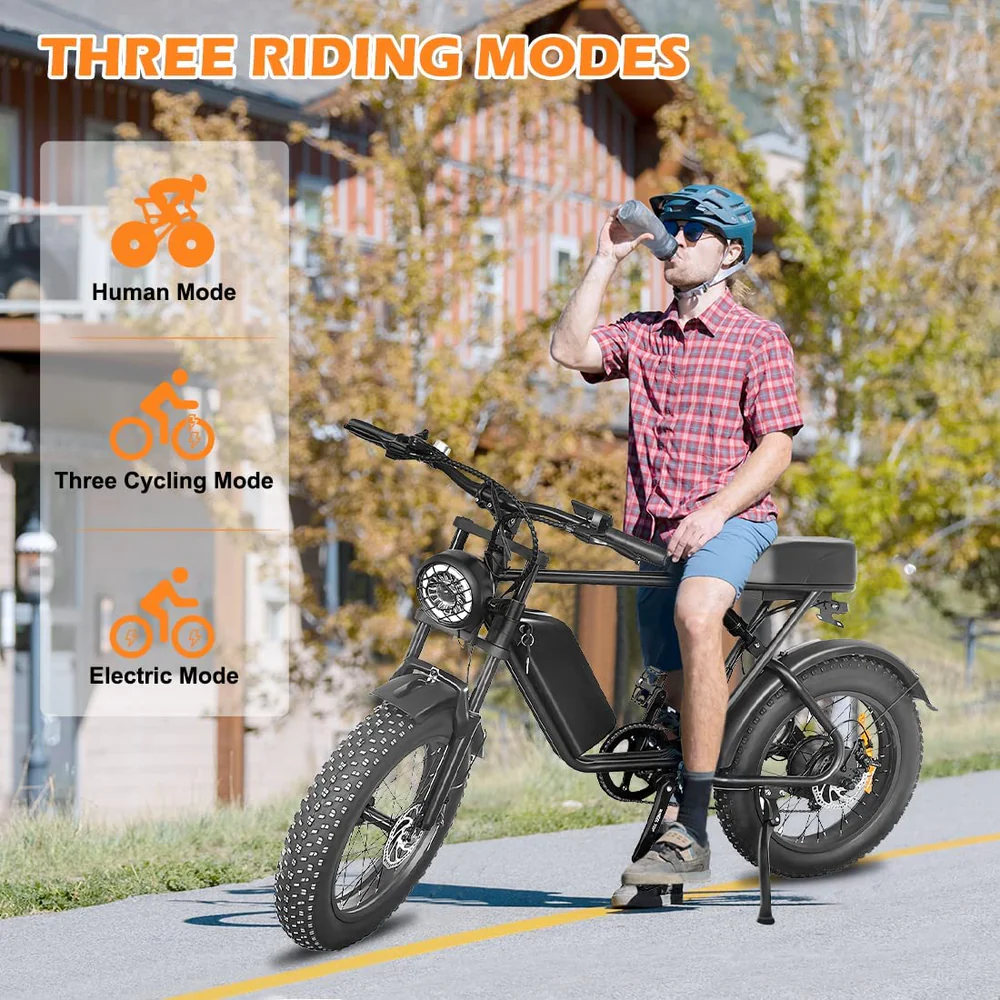 Uomo beve da bottiglia su e-bike con tre modalità di guida: Umano, Ciclismo, Elettrico.