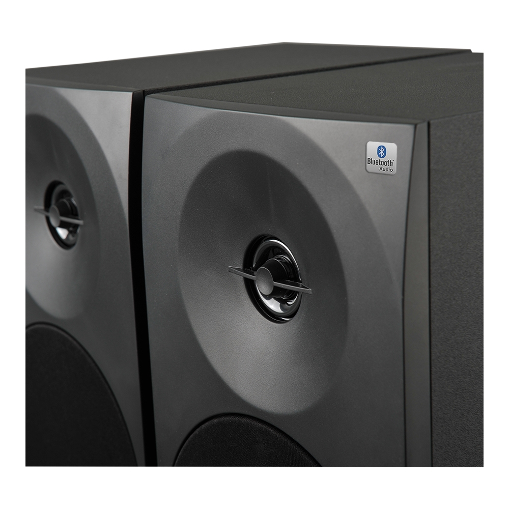Primer plano de dos altavoces negros con un logo de Bluetooth Audio.