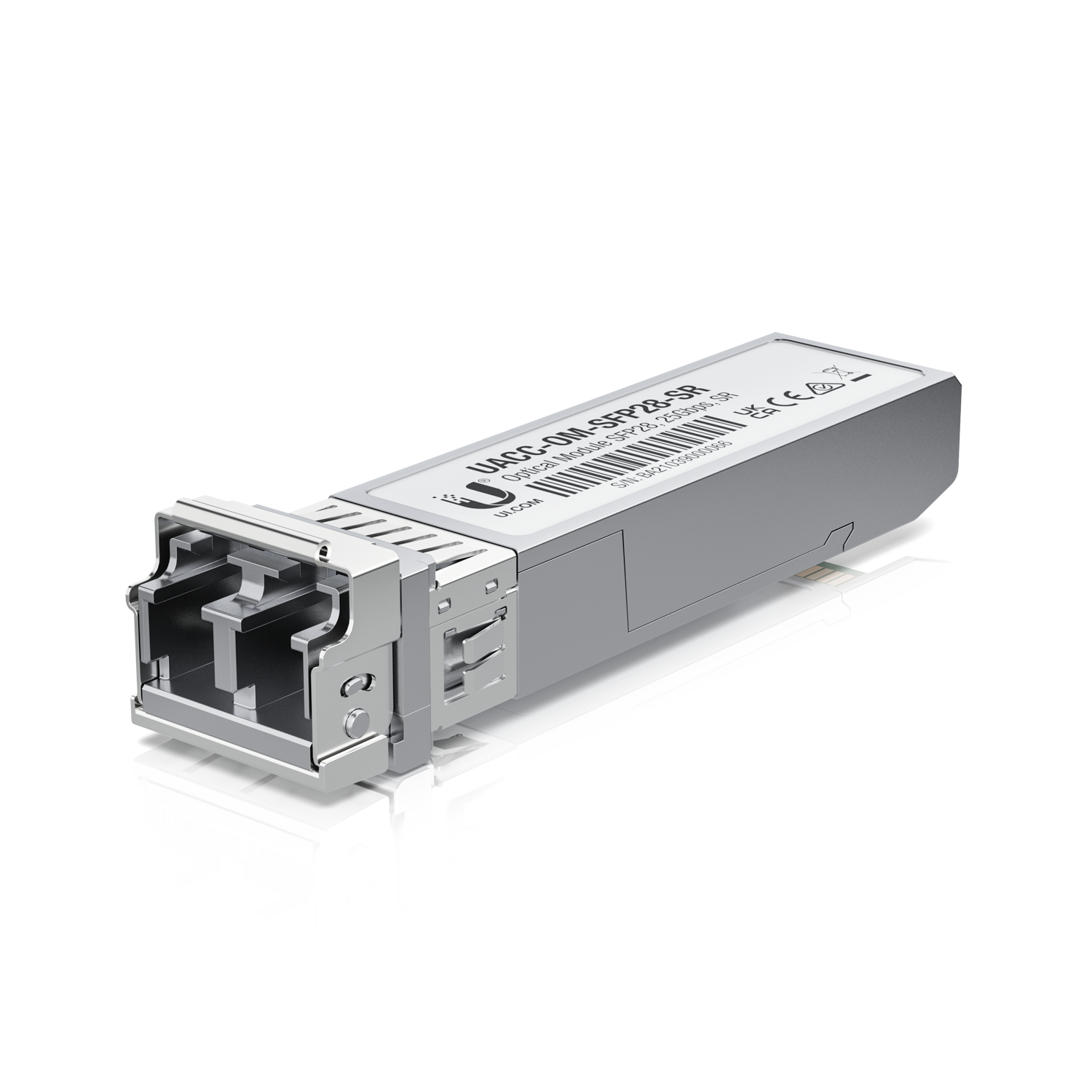 Modulo SFP28 argentato con etichette, isolato su sfondo bianco.