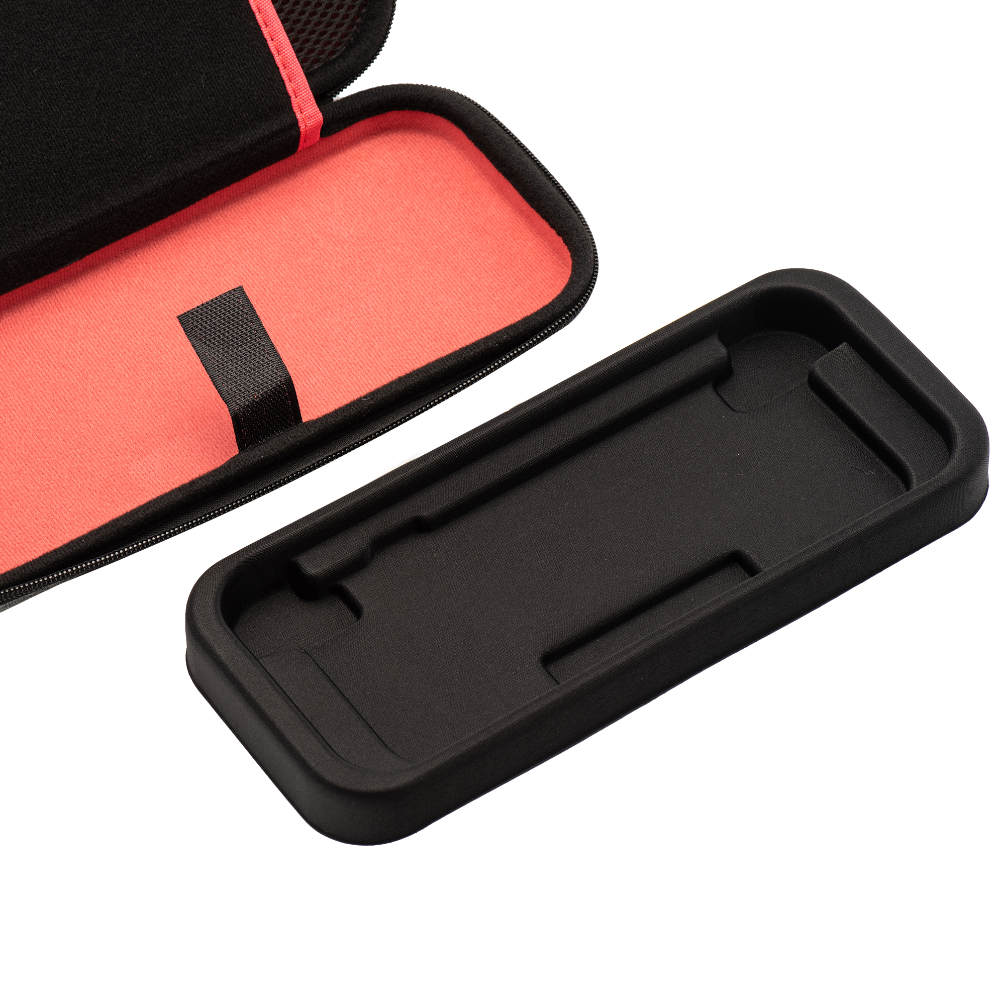 Estuche negro abierto con interior coral y un inserto negro al lado.