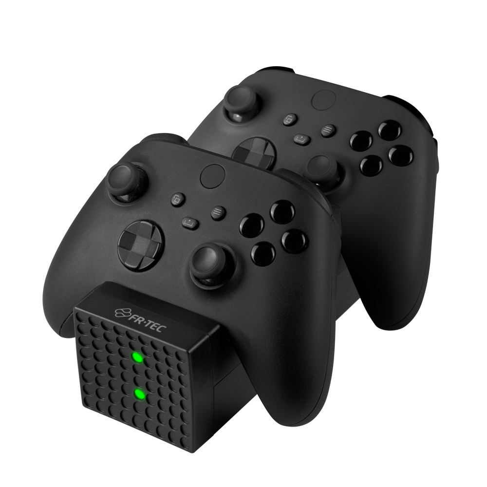 Zwei schwarze Controller auf einer Ladestation mit grünen Lichtern.