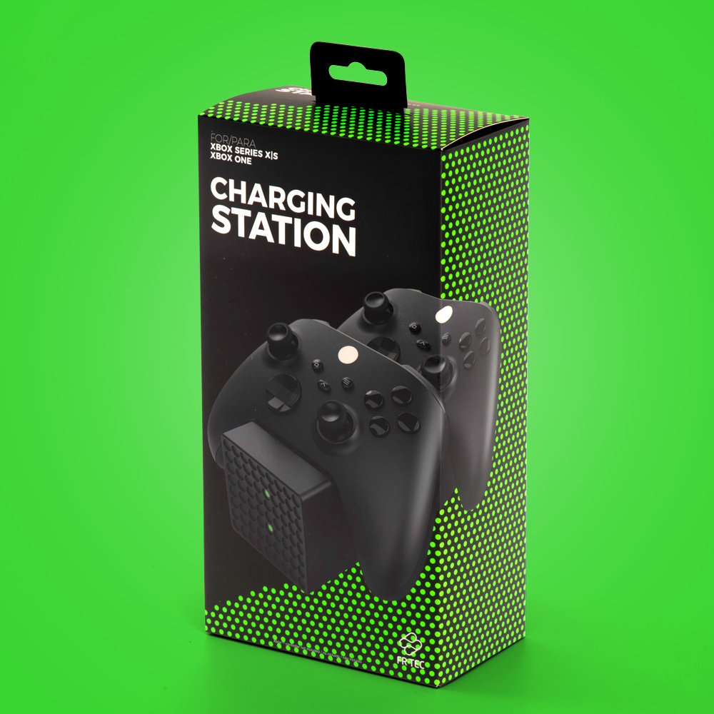 Verpackung einer Ladestation für Xbox-Controller mit grünen Punkten.
