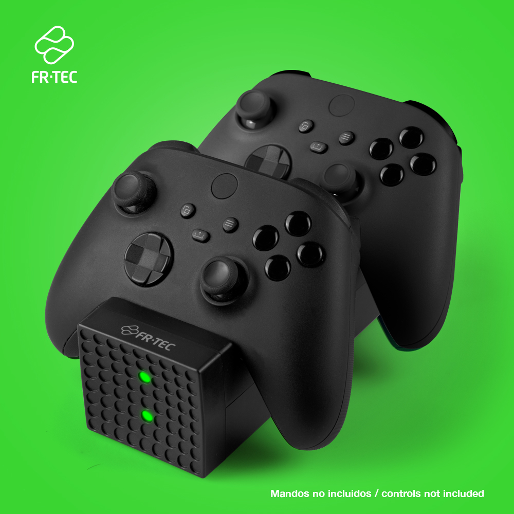 Zwei schwarze Controller auf einer Ladestation mit grünen Lichtern.