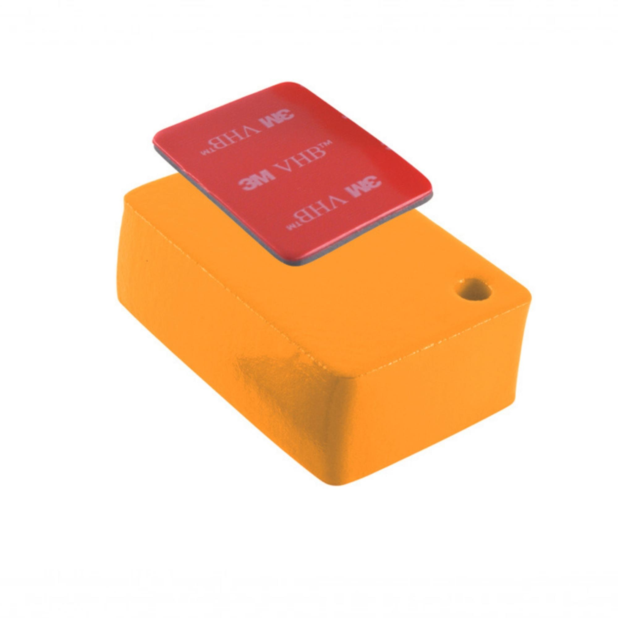 Pomarańczowy blok z czerwoną taśmą samoprzylepną 3M VHB na górze.