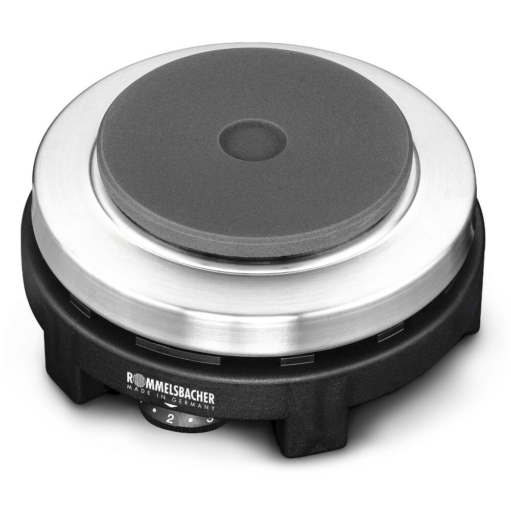 Schwarzer Elektroherd mit silbernem Ring und grauer Kochplatte. Markenlogo sichtbar.