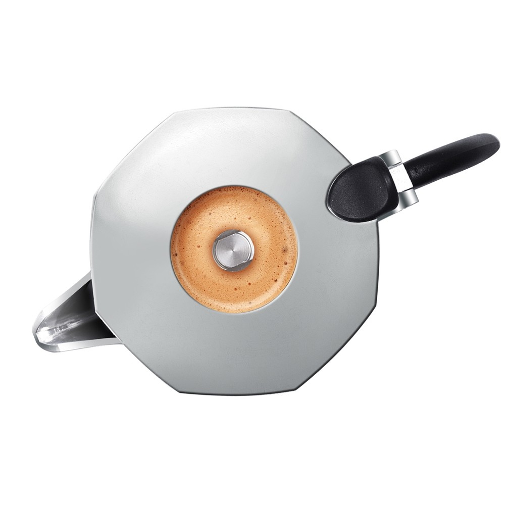 Oberansicht einer silbernen Kaffeemaschine mit braunem Schaum im Deckel.