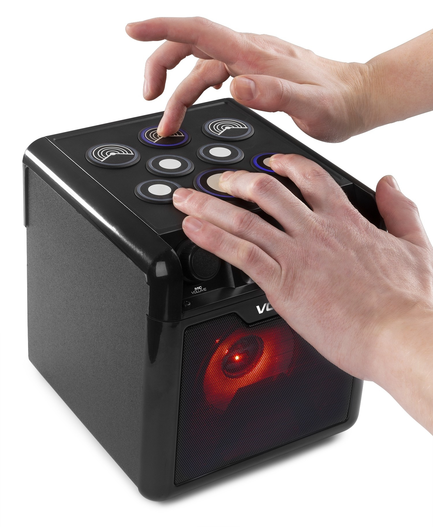 Manos presionando botones en un dispositivo negro con luces rojas.
