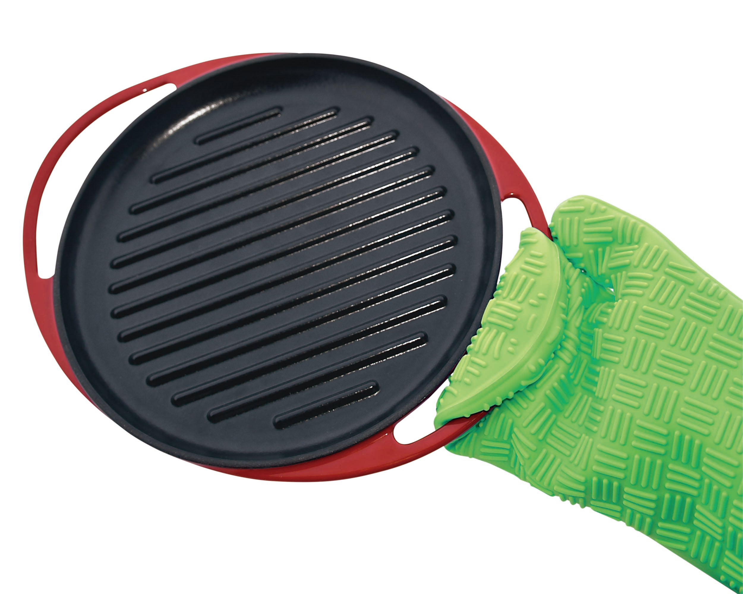 Un guante de horno verde agarra una sartén grill con borde rojo.