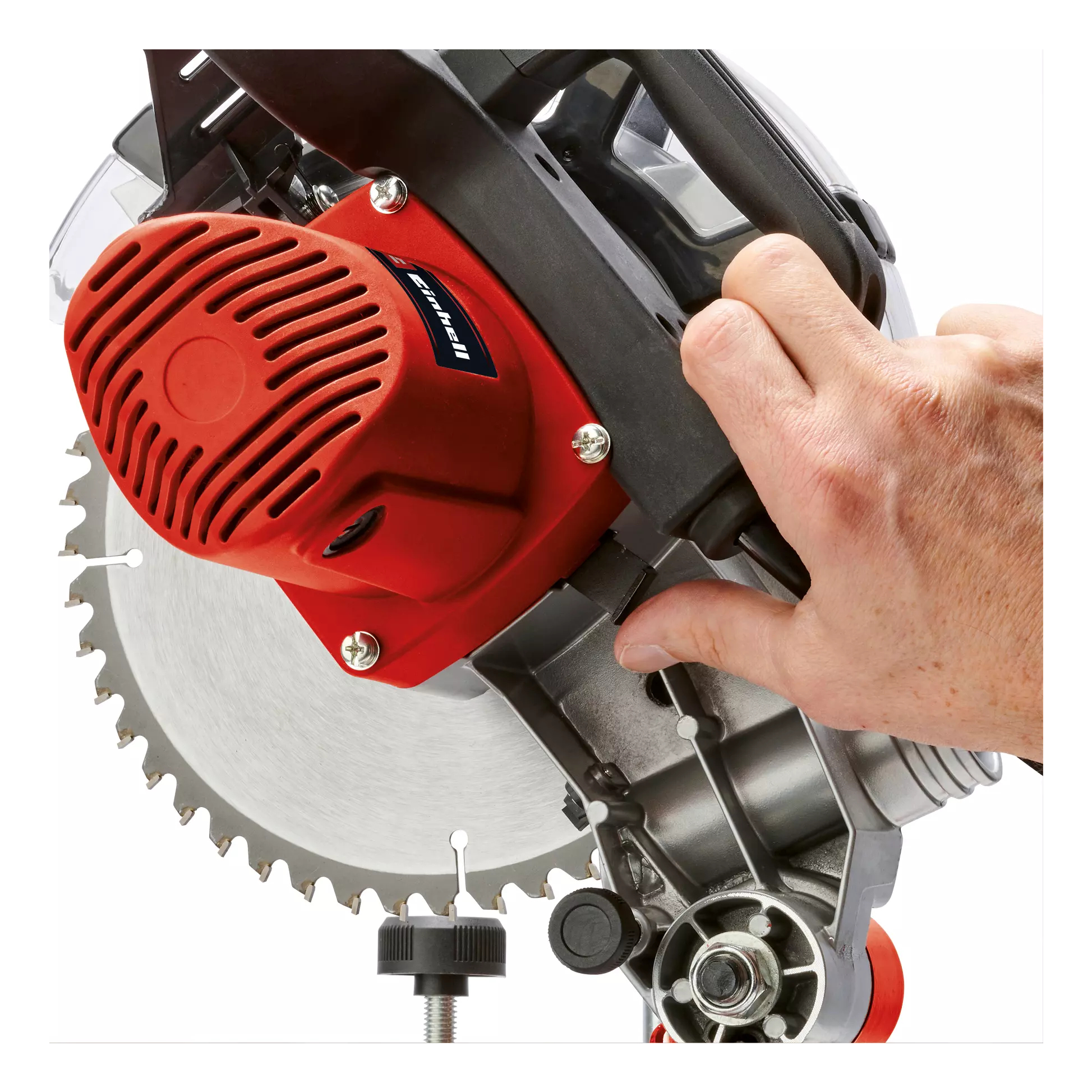 Nahaufnahme einer Kreissäge mit rotem Motor und menschlicher Hand, die den Griff hält.