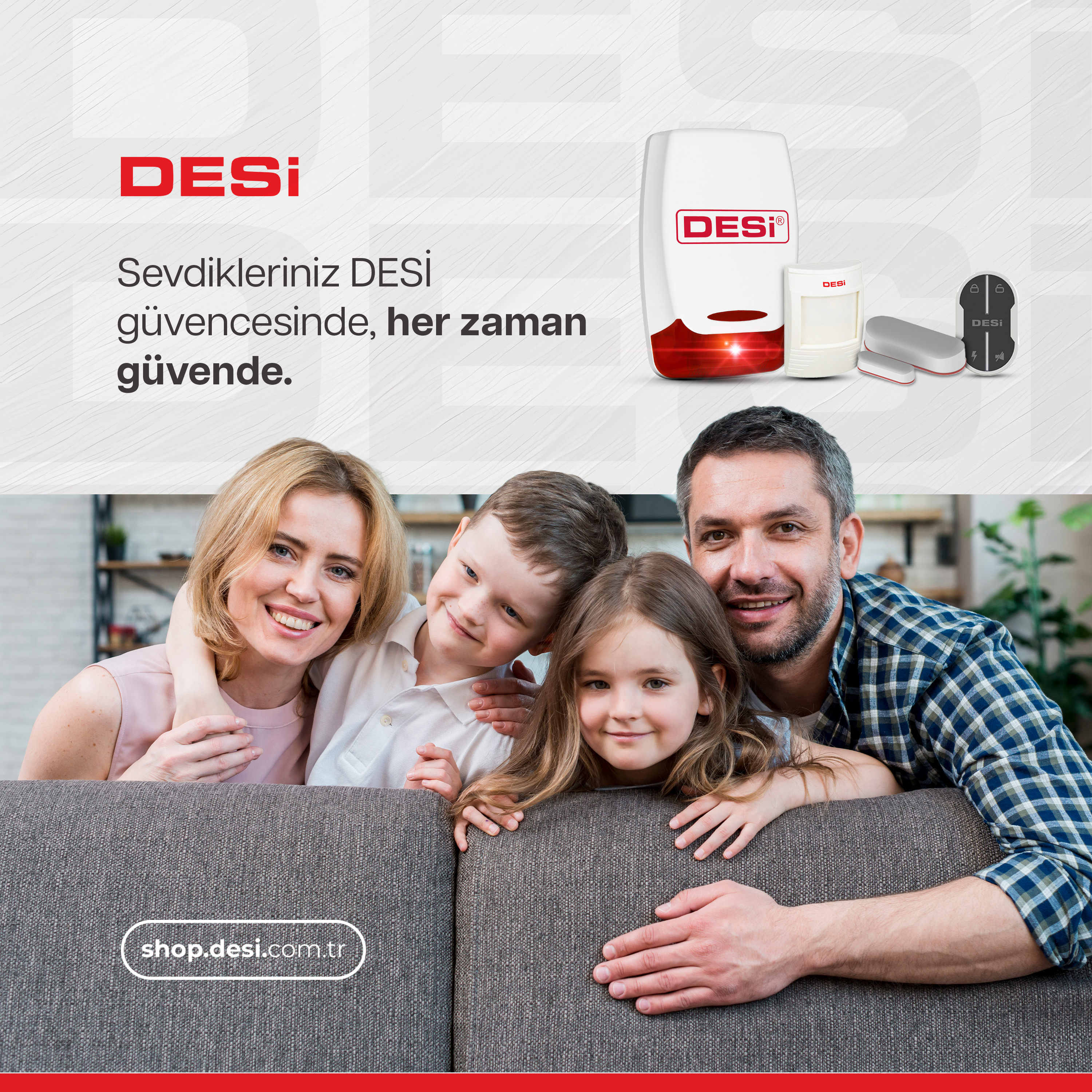 Bir aile kanepede oturuyor. Üst kısımda DESI ürünleri gösteriliyor.