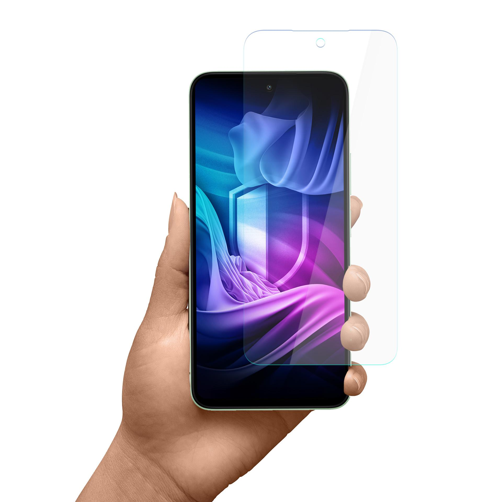 Mano che tiene uno smartphone con proteggi schermo.