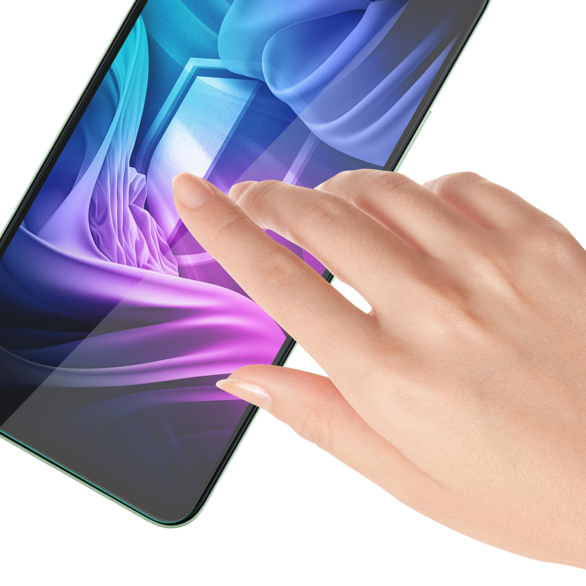 Una mano tocca lo schermo di uno smartphone con grafica astratta blu e viola.