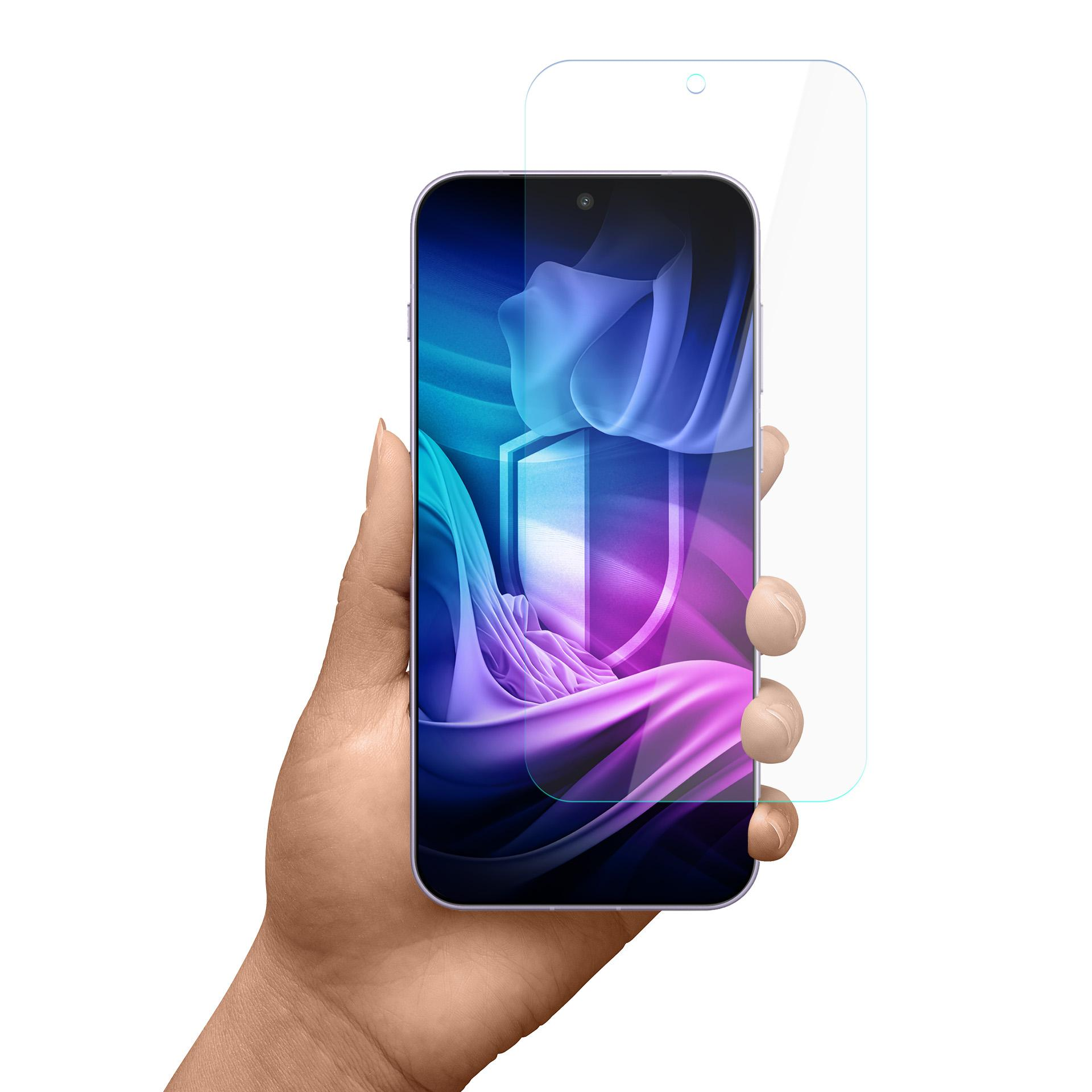 Una mano tiene uno smartphone con motivo blu e viola. Una protezione per lo schermo è accanto.