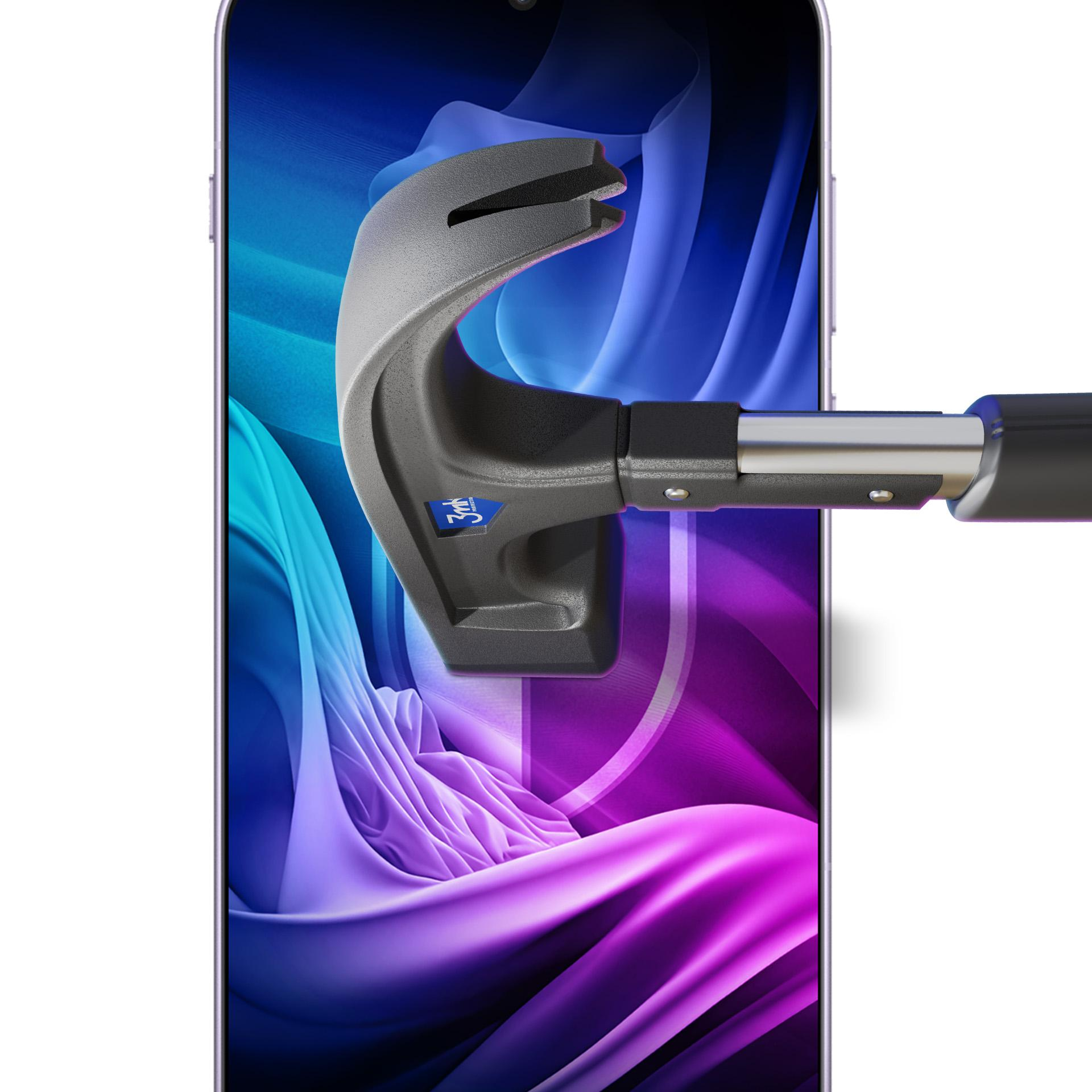 Un martello colpisce uno smartphone con sfondo a onde blu e viola.