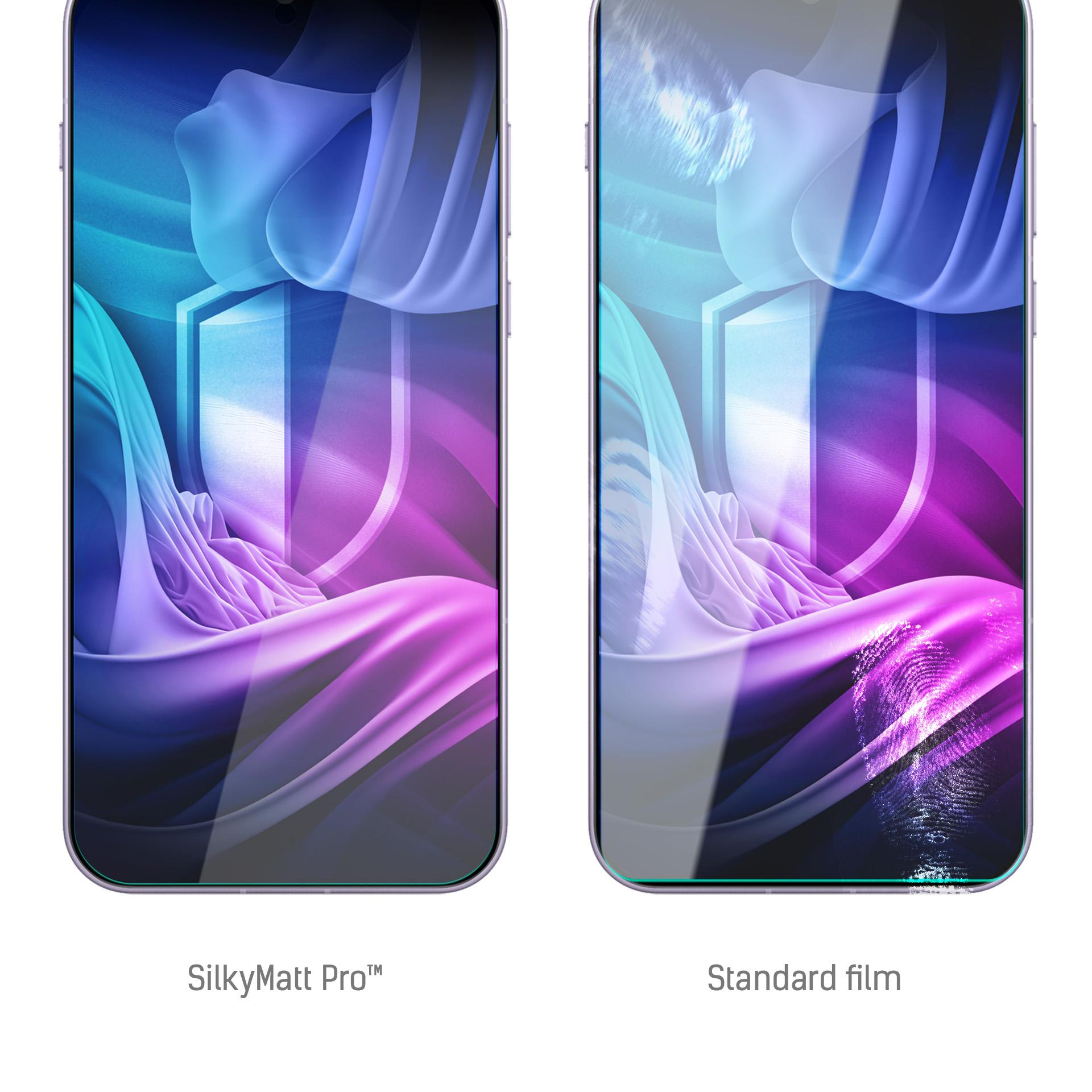 Due telefoni uno accanto all'altro, uno etichettato SilkyMatt Pro, l'altro film standard.