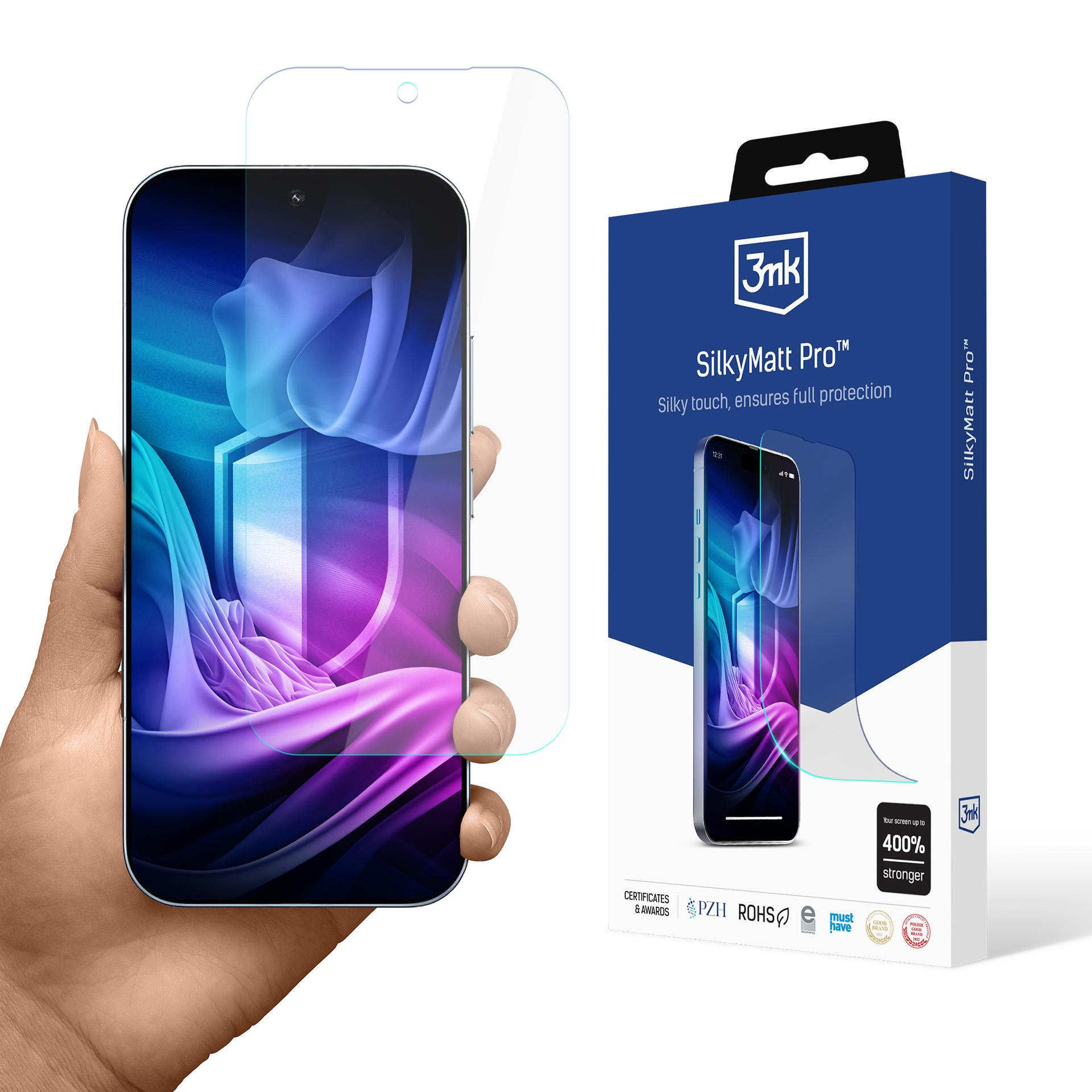 Una mano tiene uno smartphone con proteggi schermo. Accanto, una confezione.
