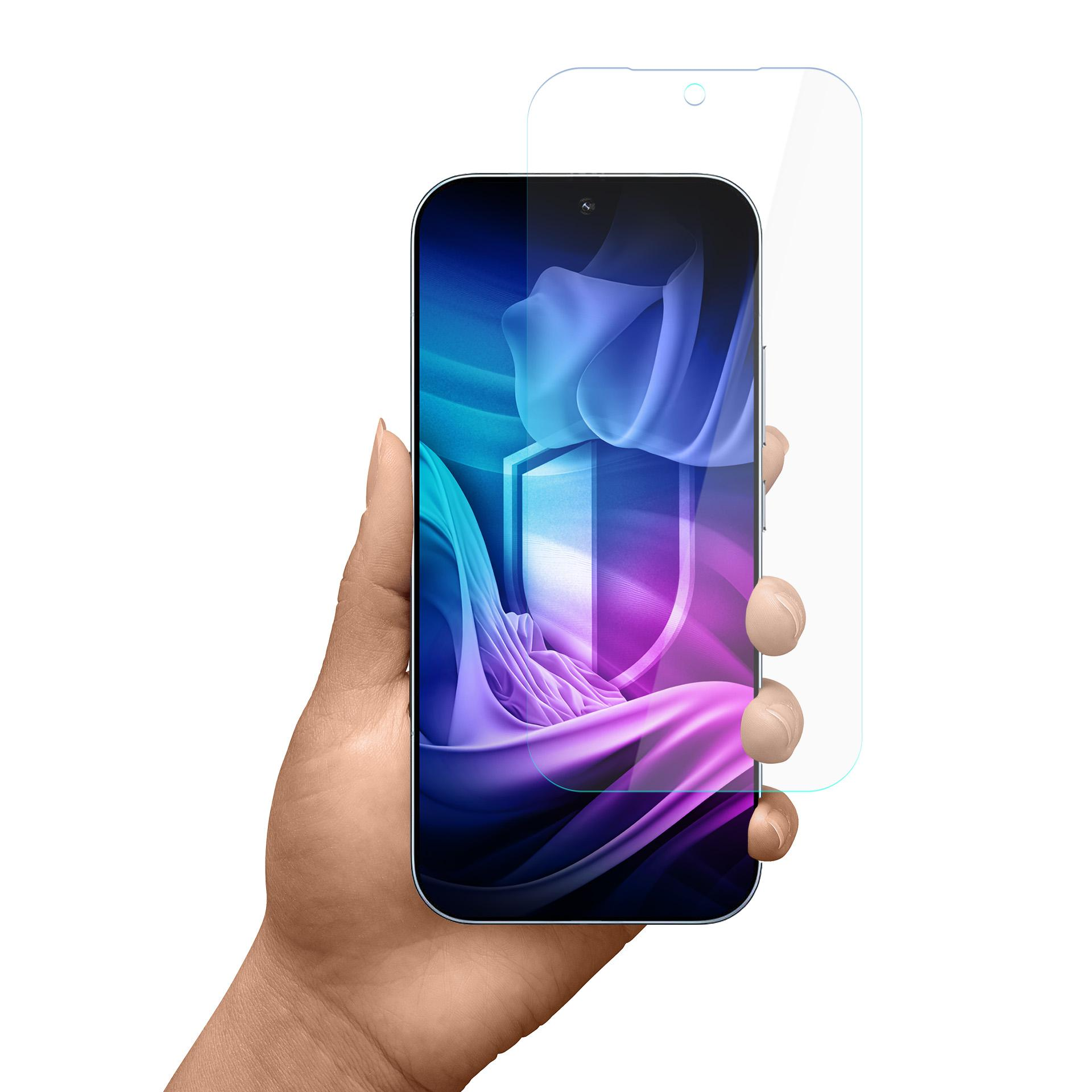 Una mano tiene uno smartphone con una protezione per lo schermo in fase di applicazione.