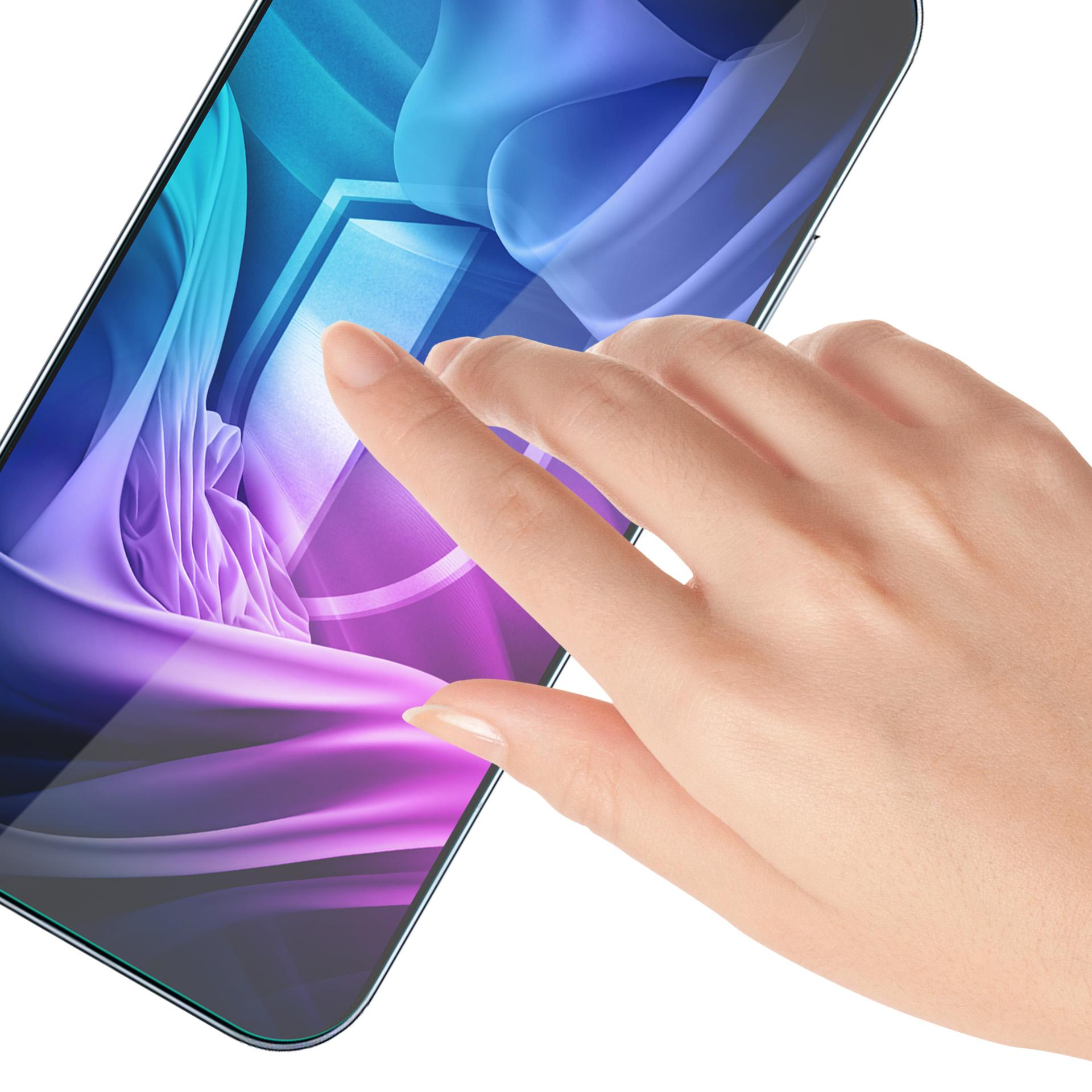 Una mano tocca lo schermo di uno smartphone con uno sfondo astratto blu e viola.