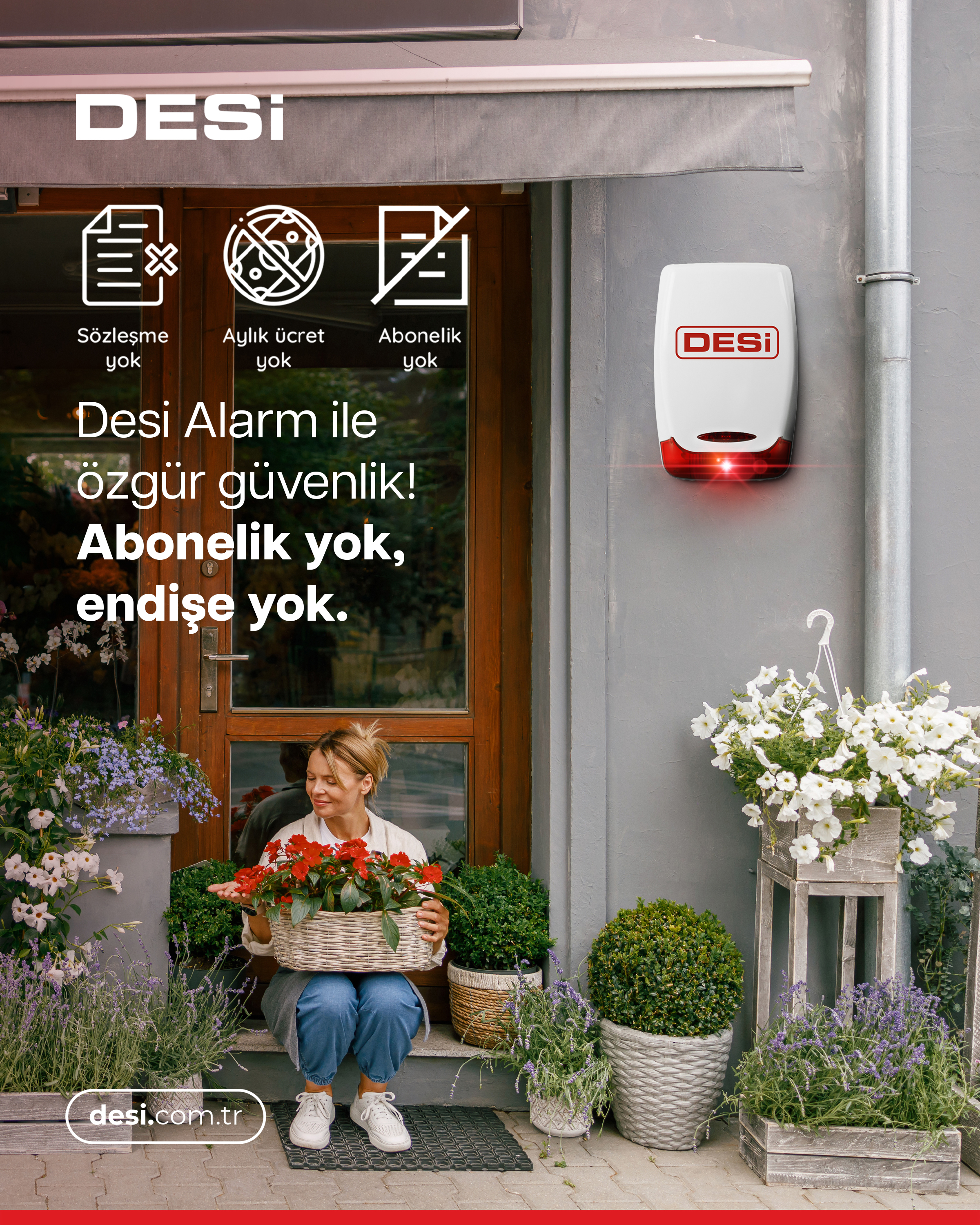 Kadın bitkilerle çevrili bir kapının önünde oturuyor. Duvarda beyaz alarm.