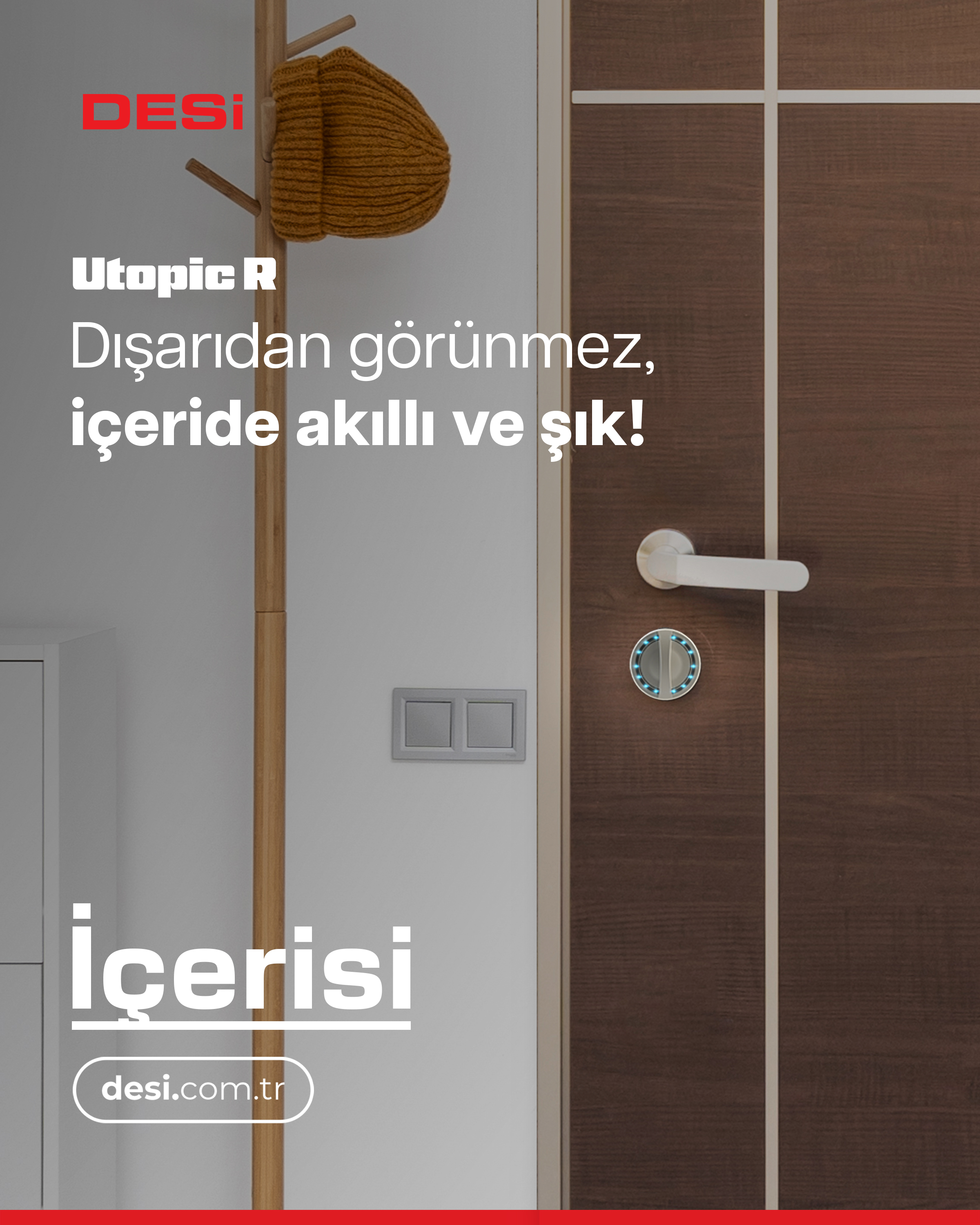Ahşap kapı, kulp ve dijital kilitli. Askıda sarı bir şapka var.