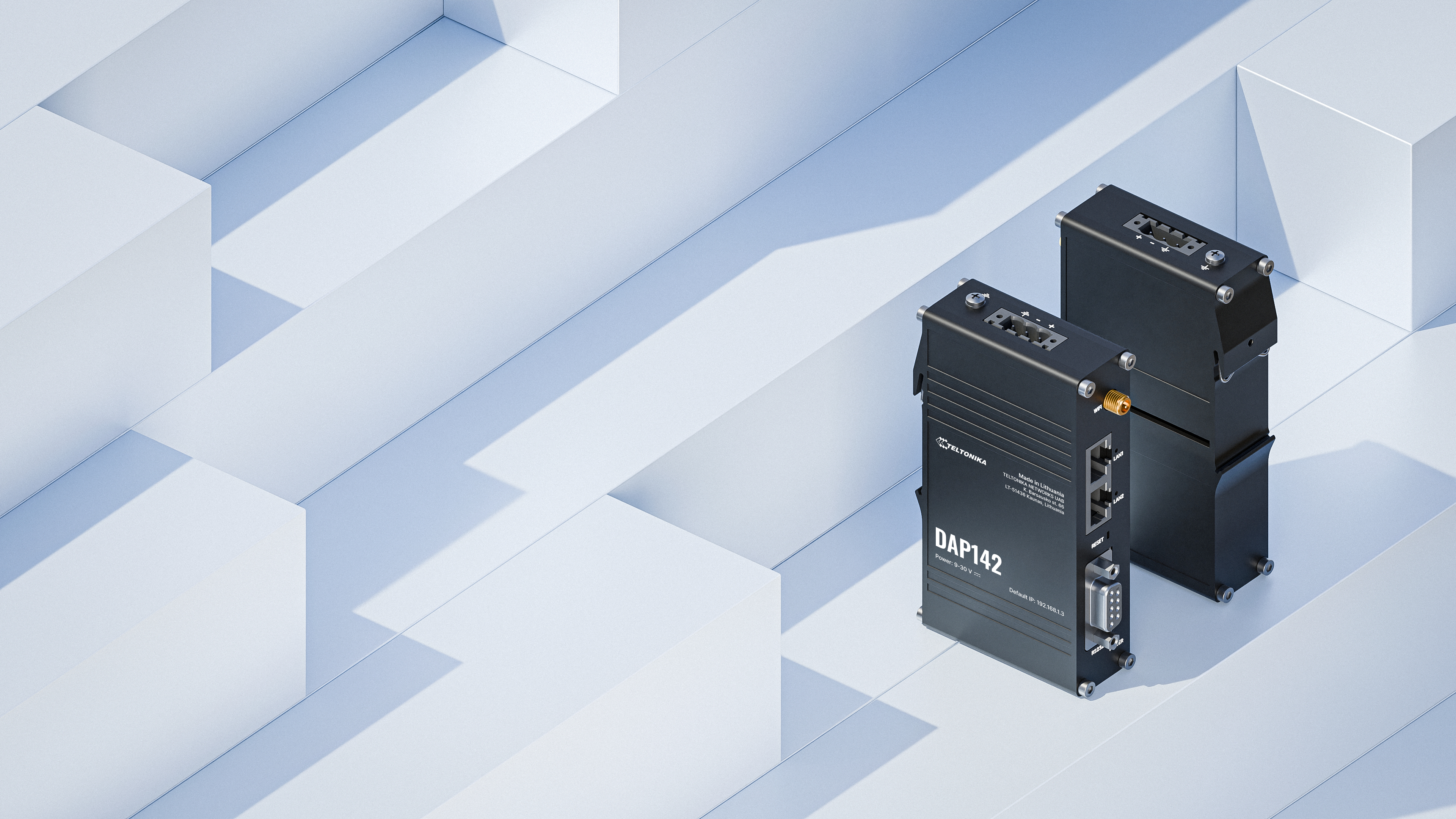 Dwa czarne routery Teltonika DAP142 na jasnoniebieskim, geometrycznym tle.