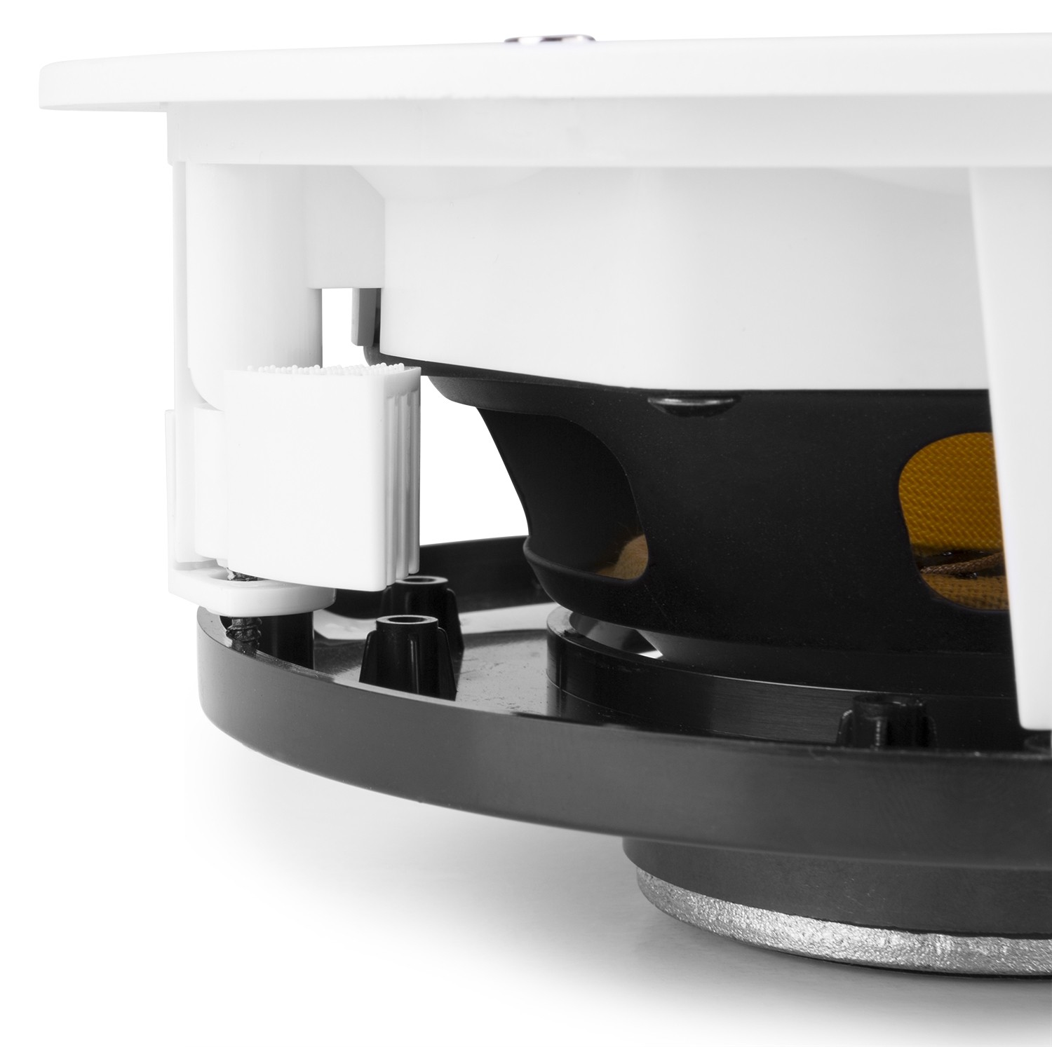 Primer plano de un altavoz blanco con cesta negra y cono amarillo.