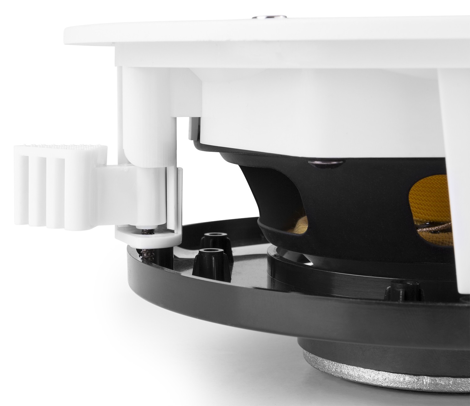 Primer plano de un altavoz blanco de techo con cesta negra y cono amarillo.