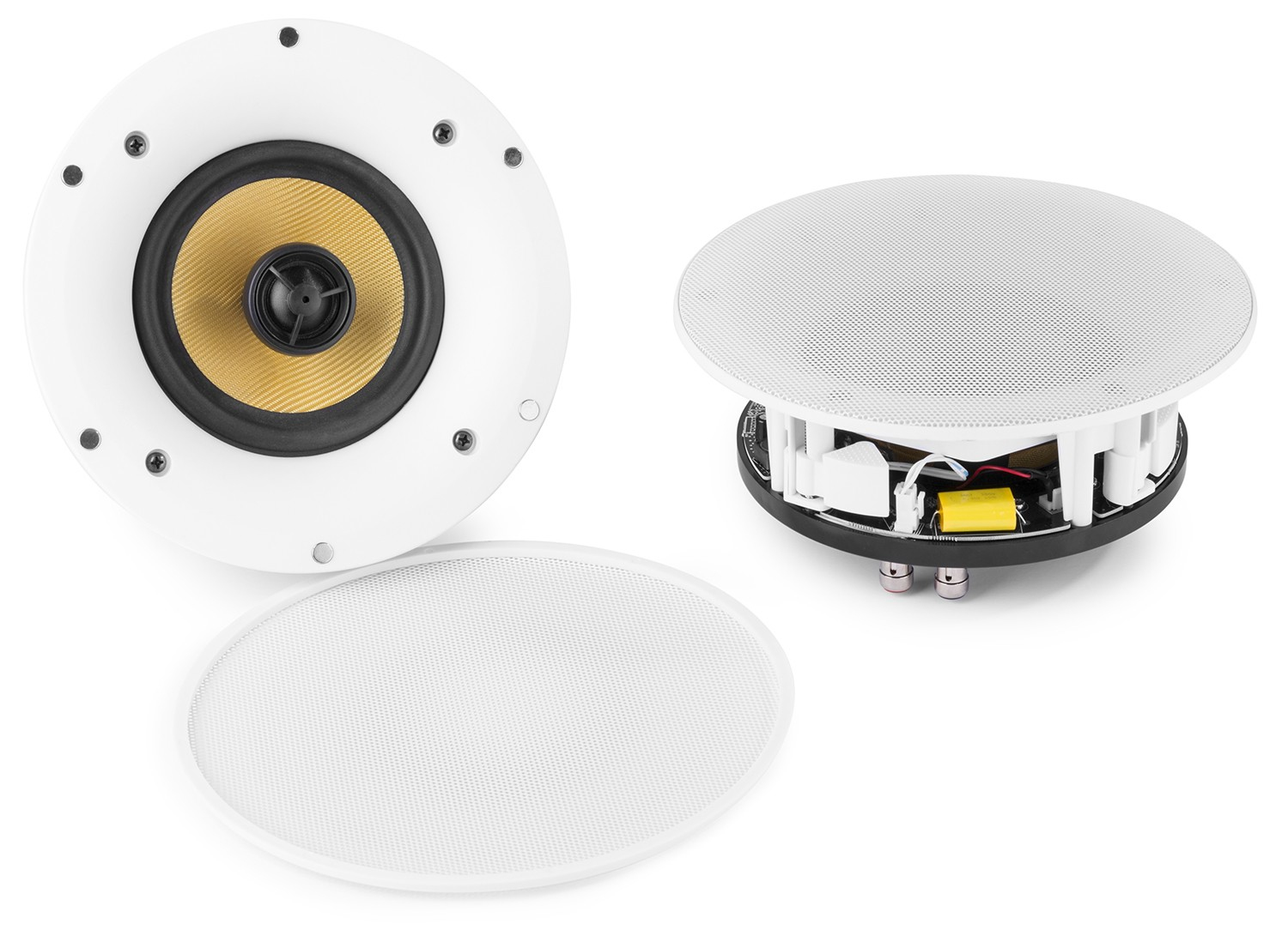 Un altavoz blanco para empotrar en techo con cono amarillo y rejilla quitada.