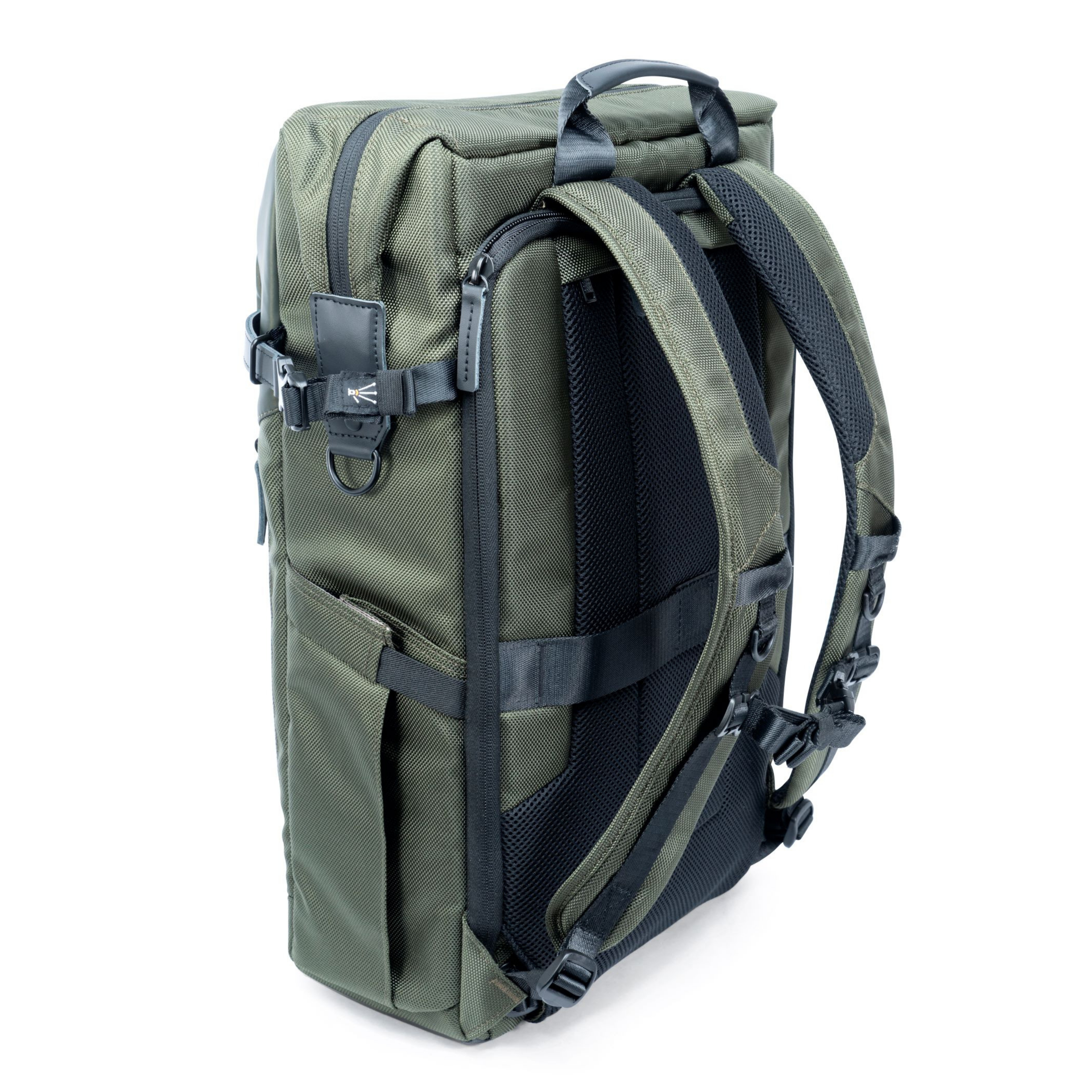 Grüner Rucksack mit schwarzen Trägern und Schnallen, auf weißem Hintergrund.