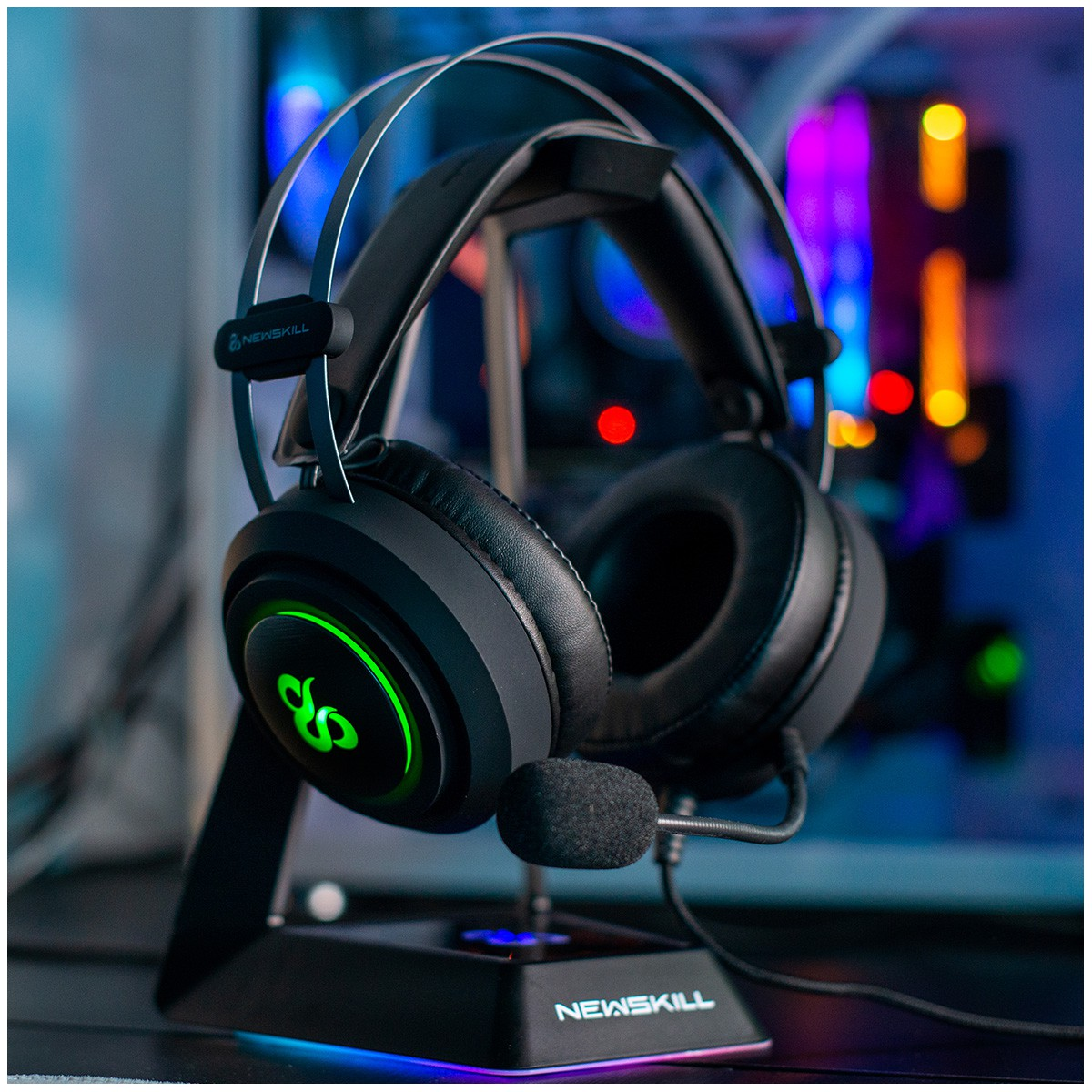Cuffie gaming nere con logo verde su supporto, sfondo illuminato.