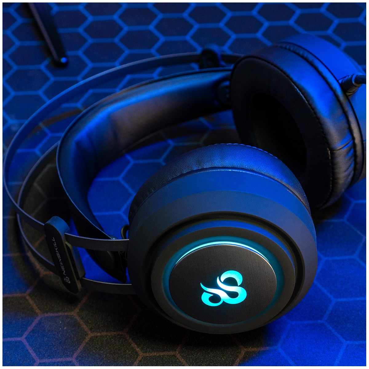 Cuffie da gaming nere con logo blu e luce su sfondo blu.