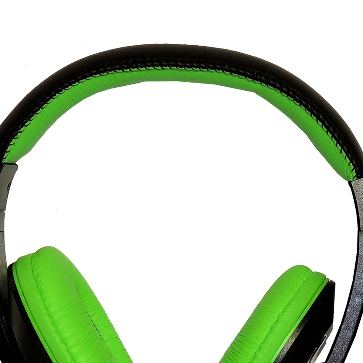 Primo piano di cuffie verdi e nere, con focus sull'archetto e sui padiglioni auricolari.