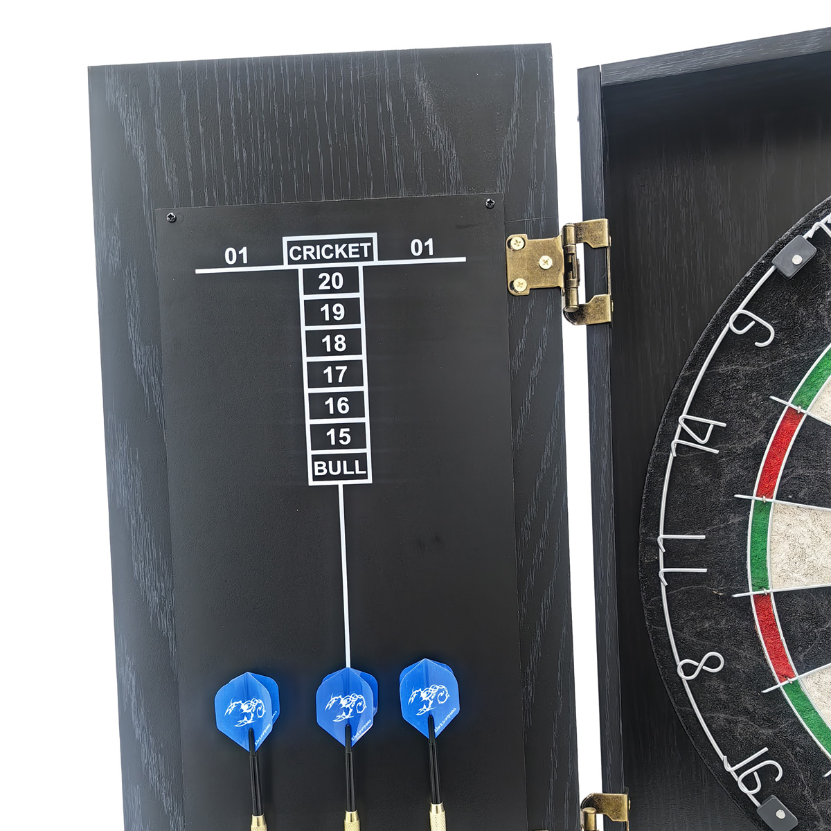 Schwarzes Dartboard mit aufgedruckter Punkteliste und drei blauen Darts.