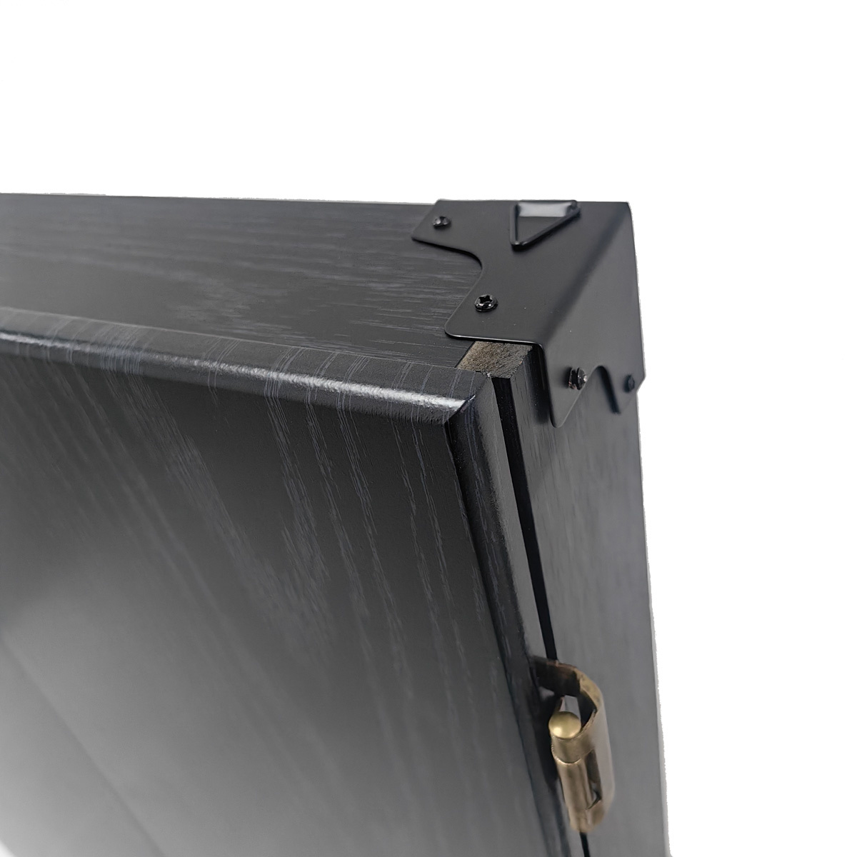 Schwarze Holzkiste mit Metallbeschlägen und Messingverschluss.