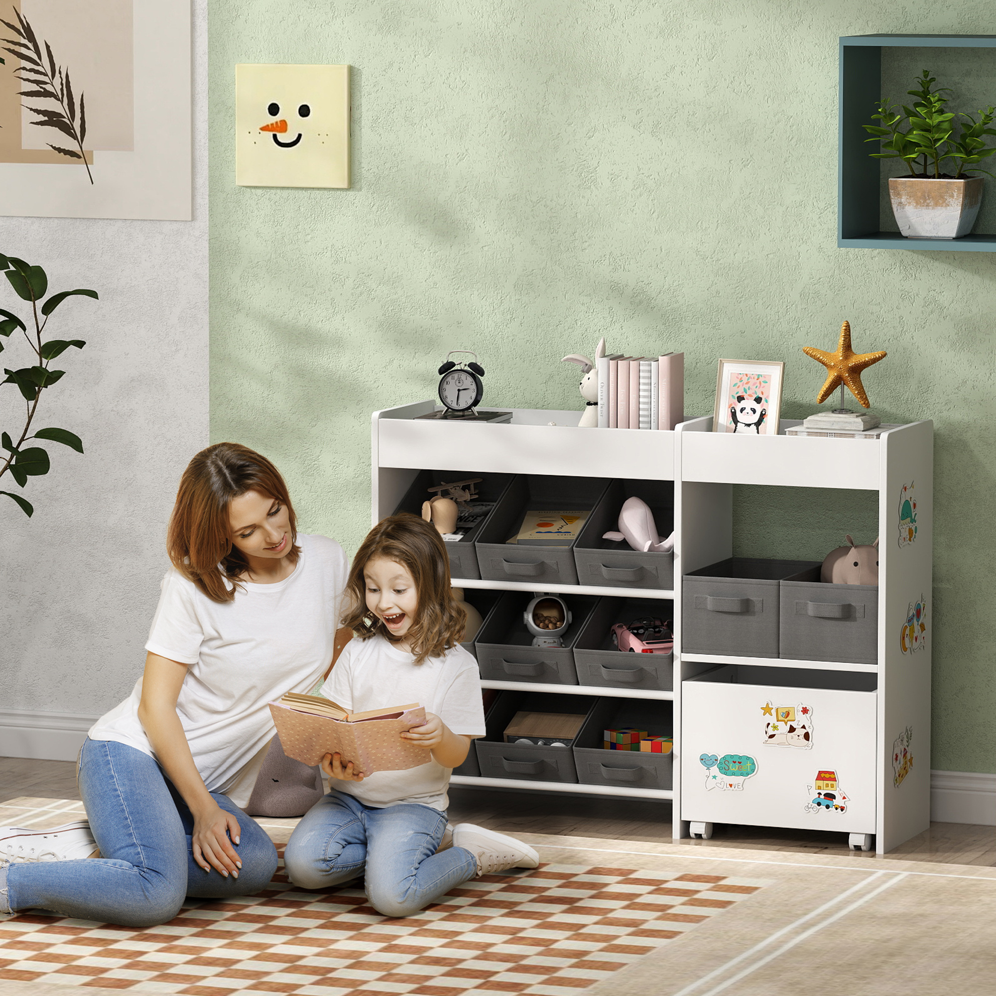 Madre e hija sentadas en el suelo leyendo un libro junto a un mueble de juguetes.