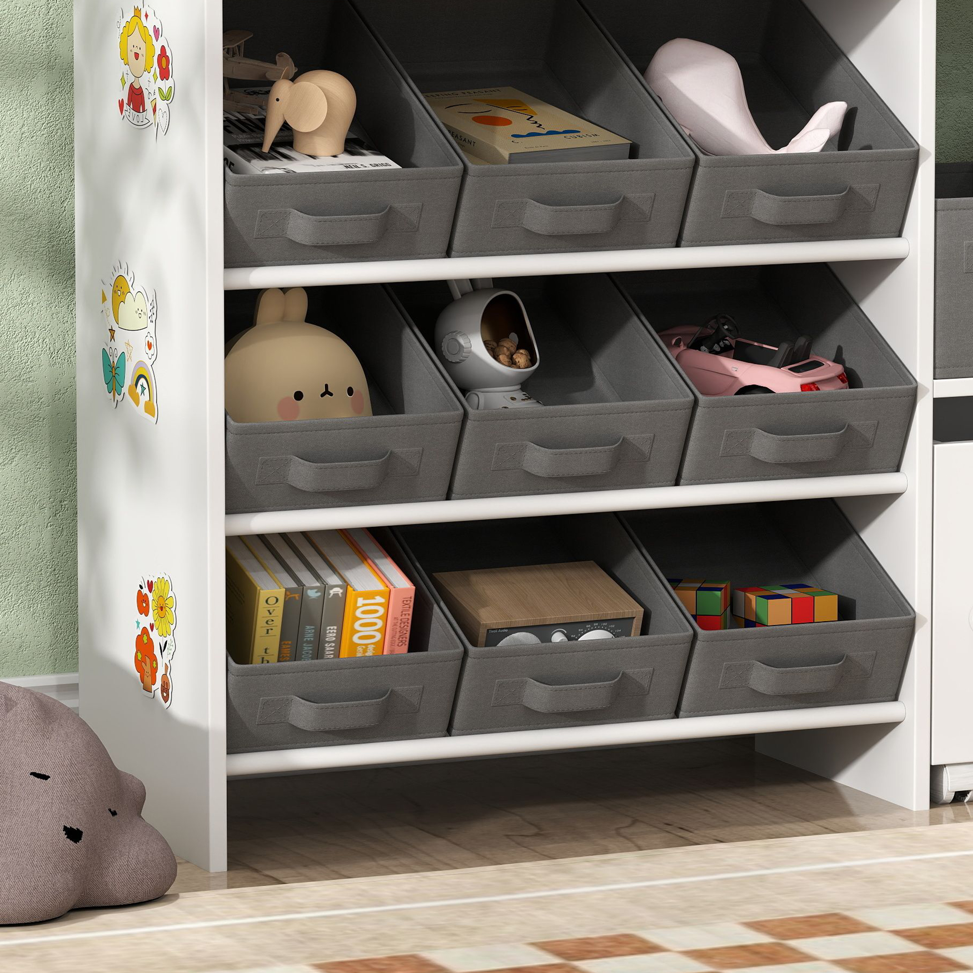 Un estante blanco con cubos de tela grises llenos de juguetes, libros y decoración.