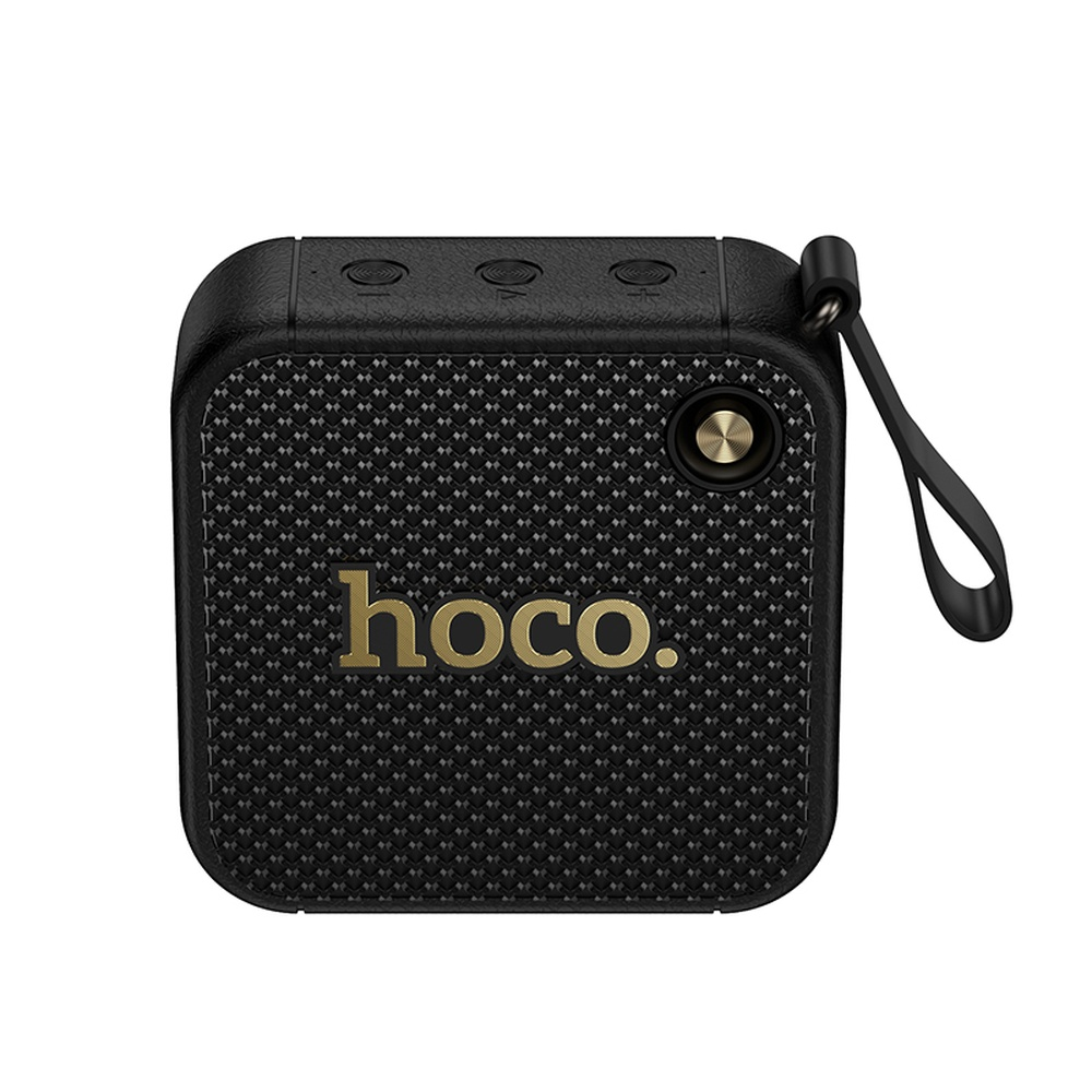 Altavoz negro y compacto con logo dorado de hoco y correa.