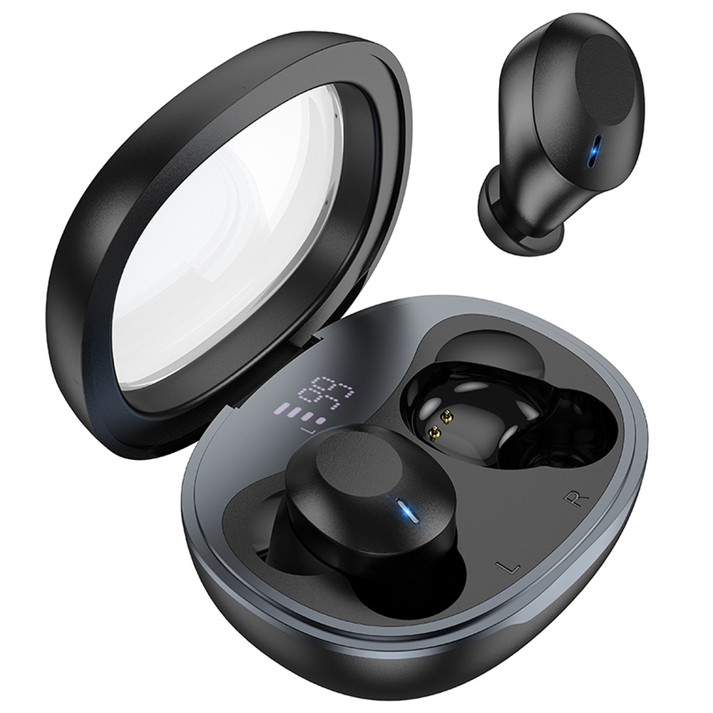 Una coppia di auricolari wireless neri in una custodia di ricarica aperta con display digitale.